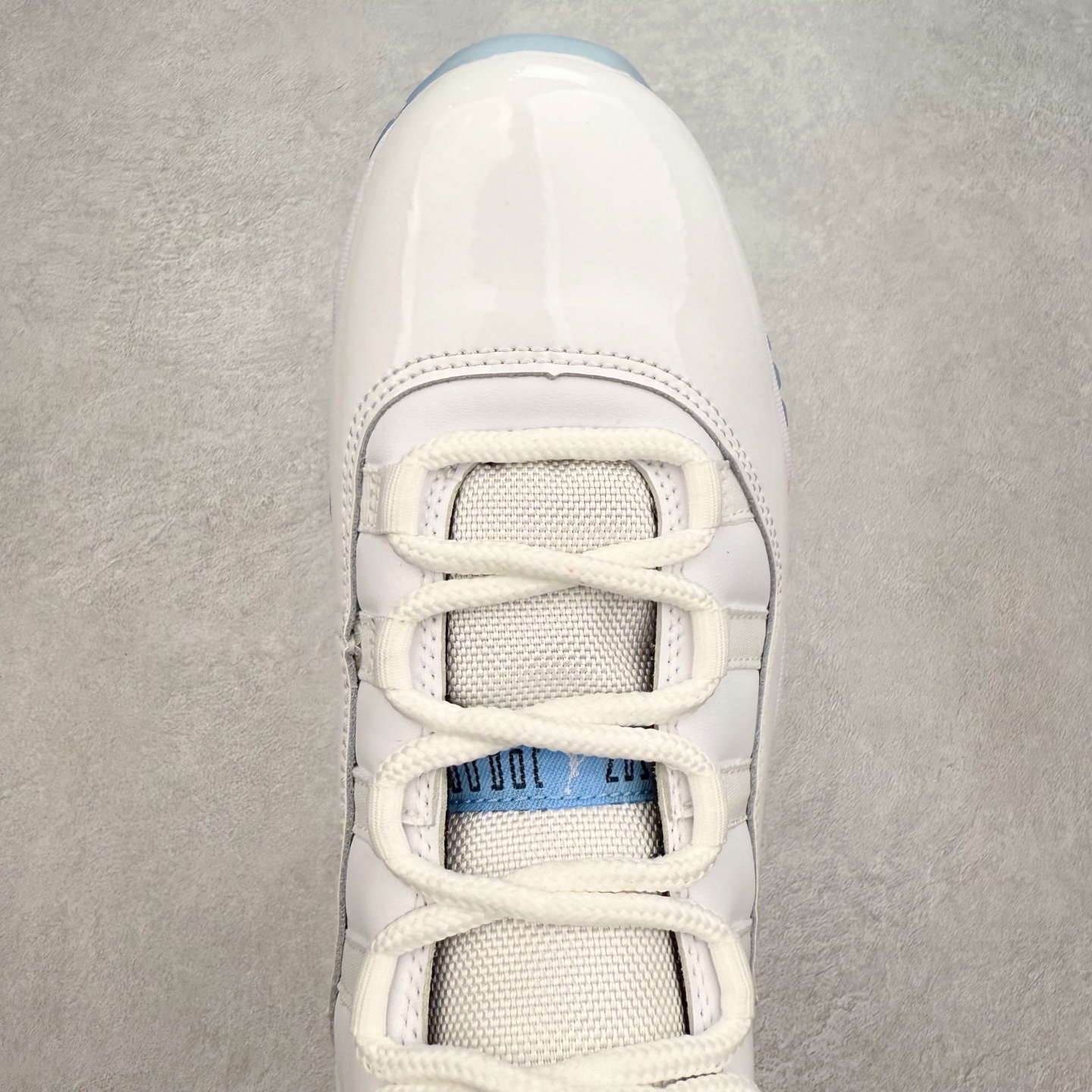 图片[4]-＃K版纯原 Air Jordan AJ11 Retro High 高帮系列 传奇蓝 CT8012-104 市场中端王者 耗时半年巨作 全套原纸板楦头开发 确保原汁原味 完美呈现11代版型 此版本只针对中端市场 皮料材质有所更替 其他数据细节工艺流程均保持一致绝不口嗨 细节品控鞋型随意秒杀市面3XX 原楦原档案数据开模打造 原厂中底拉帮钢印 原厂进口漆皮 防冻不开裂 原装鞋撑 水晶大底正确色度色泽 原楦原数据刺绣 原厂车缝走线及对位 毫厘不差 飞人logo采用原数据电脑刺绣 原装正品碳纤维真实碳板 增强抗扭 原内标 原盒标 正确官方原盒 防氧化水晶外底 原厂配套全掌solo气垫 进口港宝加持 后跟自然饱满 全鞋荧光划线卡点 追求极致完美 每一双都是工艺品 多重QC质检 超越公司货的品控标准 实实在在的免检产品 尺码：36 36.5 37.5 38 38.5 39 40 40.5 41 42 42.5 43 44 44.5 45 46 47.5-选品中心
