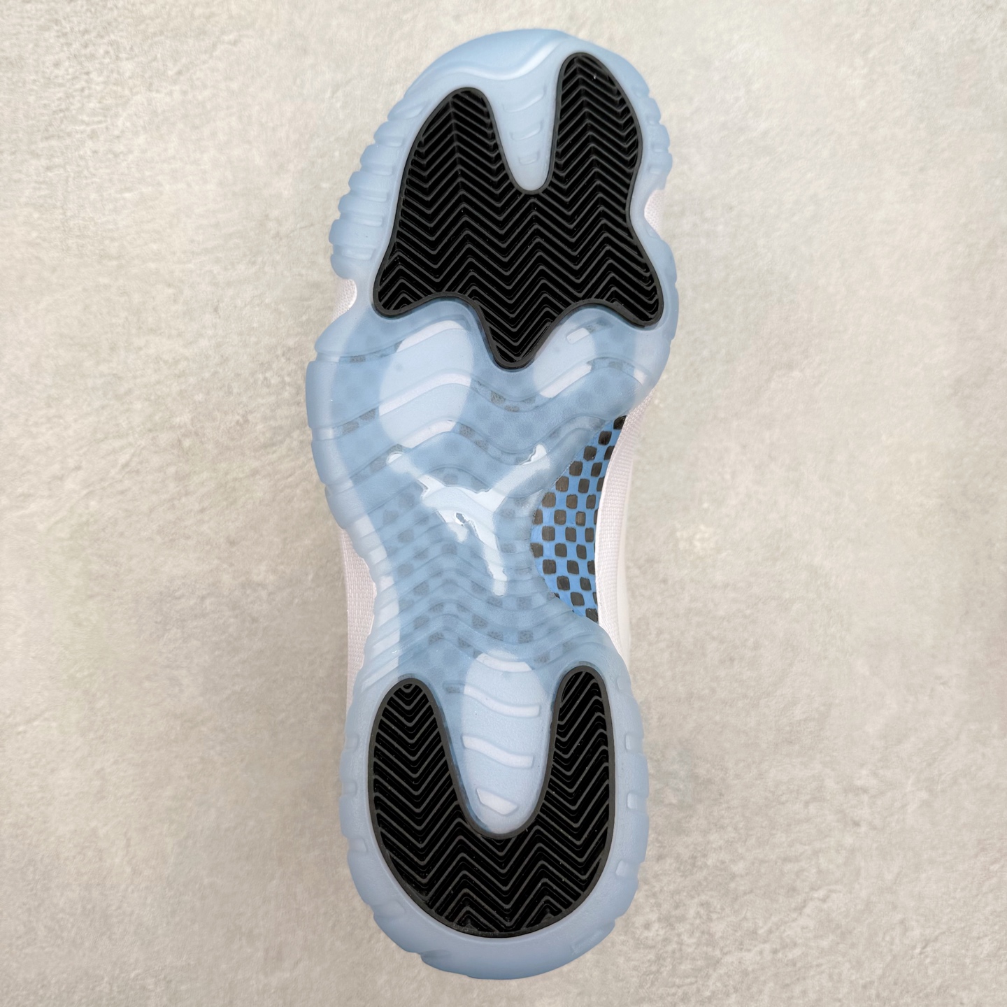 图片[9]-＃K版纯原 Air Jordan AJ11 Retro High 高帮系列 传奇蓝 CT8012-104 市场中端王者 耗时半年巨作 全套原纸板楦头开发 确保原汁原味 完美呈现11代版型 此版本只针对中端市场 皮料材质有所更替 其他数据细节工艺流程均保持一致绝不口嗨 细节品控鞋型随意秒杀市面3XX 原楦原档案数据开模打造 原厂中底拉帮钢印 原厂进口漆皮 防冻不开裂 原装鞋撑 水晶大底正确色度色泽 原楦原数据刺绣 原厂车缝走线及对位 毫厘不差 飞人logo采用原数据电脑刺绣 原装正品碳纤维真实碳板 增强抗扭 原内标 原盒标 正确官方原盒 防氧化水晶外底 原厂配套全掌solo气垫 进口港宝加持 后跟自然饱满 全鞋荧光划线卡点 追求极致完美 每一双都是工艺品 多重QC质检 超越公司货的品控标准 实实在在的免检产品 尺码：36 36.5 37.5 38 38.5 39 40 40.5 41 42 42.5 43 44 44.5 45 46 47.5-选品中心