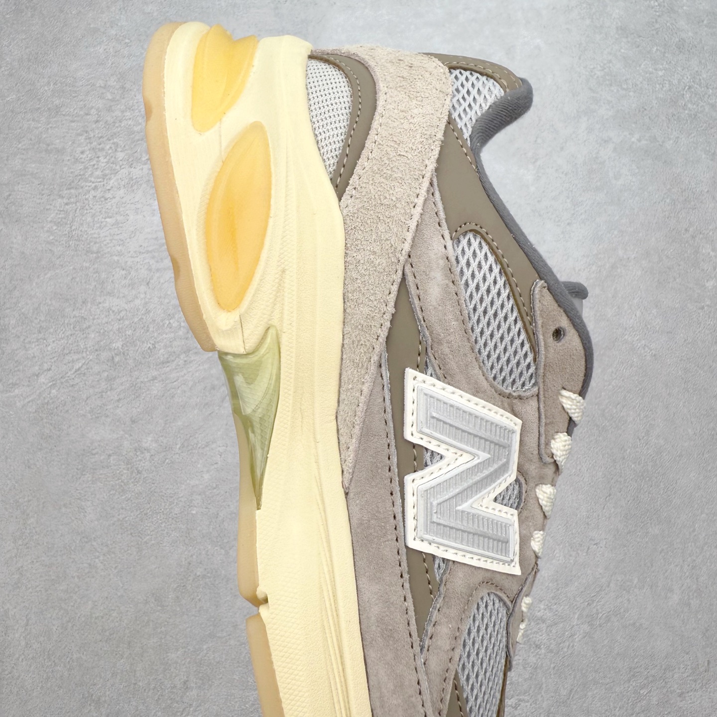 图片[6]-New Balance NB2010系列新百伦经典复古休闲运动板鞋 以ENCAP中底配以升级版 N-ERGY缓震物料 鞋面则采用特色的柔软麂皮搭以NewBalance经典的尼龙网布 低调中还原跑鞋本真 更年轻化的设计理念与材质 让新世代青年得以用全新视角体验经典鞋款的传奇魅力尺码：36 37 37.5 38 38.5 39.5 40 40.5 41.5 42 42.5 43 44 45-选品中心