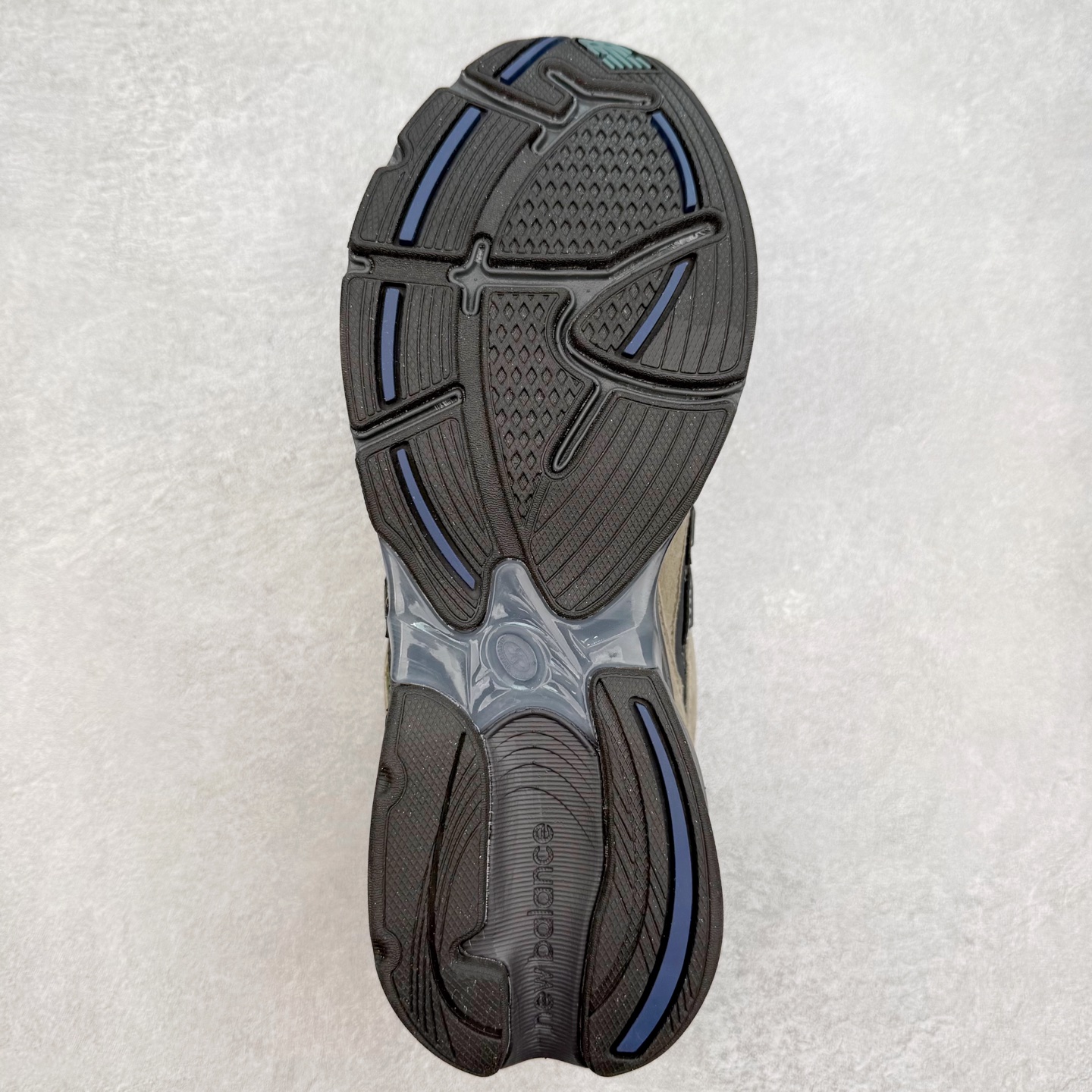 图片[9]-New Balance NB2010系列新百伦经典复古休闲运动板鞋 以ENCAP中底配以升级版 N-ERGY缓震物料 鞋面则采用特色的柔软麂皮搭以NewBalance经典的尼龙网布 低调中还原跑鞋本真 更年轻化的设计理念与材质 让新世代青年得以用全新视角体验经典鞋款的传奇魅力尺码：36 37 37.5 38 38.5 39.5 40 40.5 41.5 42 42.5 43 44 45-选品中心