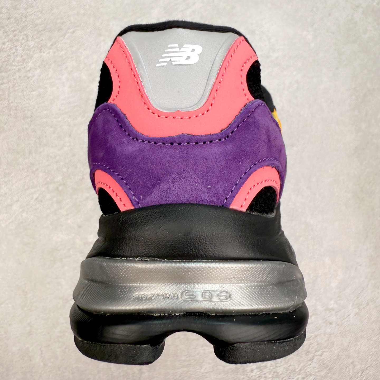 图片[8]-New Balance NB2010系列新百伦经典复古休闲运动板鞋 以ENCAP中底配以升级版 N-ERGY缓震物料 鞋面则采用特色的柔软麂皮搭以NewBalance经典的尼龙网布 低调中还原跑鞋本真 更年轻化的设计理念与材质 让新世代青年得以用全新视角体验经典鞋款的传奇魅力尺码：36 37 37.5 38 38.5 39.5 40 40.5 41.5 42 42.5 43 44 45-选品中心