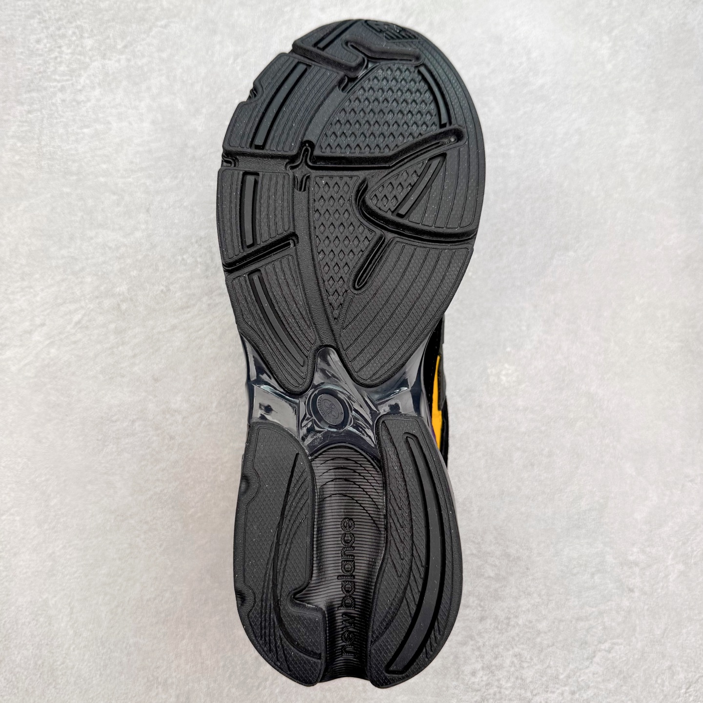 图片[9]-New Balance NB2010系列新百伦经典复古休闲运动板鞋 以ENCAP中底配以升级版 N-ERGY缓震物料 鞋面则采用特色的柔软麂皮搭以NewBalance经典的尼龙网布 低调中还原跑鞋本真 更年轻化的设计理念与材质 让新世代青年得以用全新视角体验经典鞋款的传奇魅力尺码：36 37 37.5 38 38.5 39.5 40 40.5 41.5 42 42.5 43 44 45-选品中心