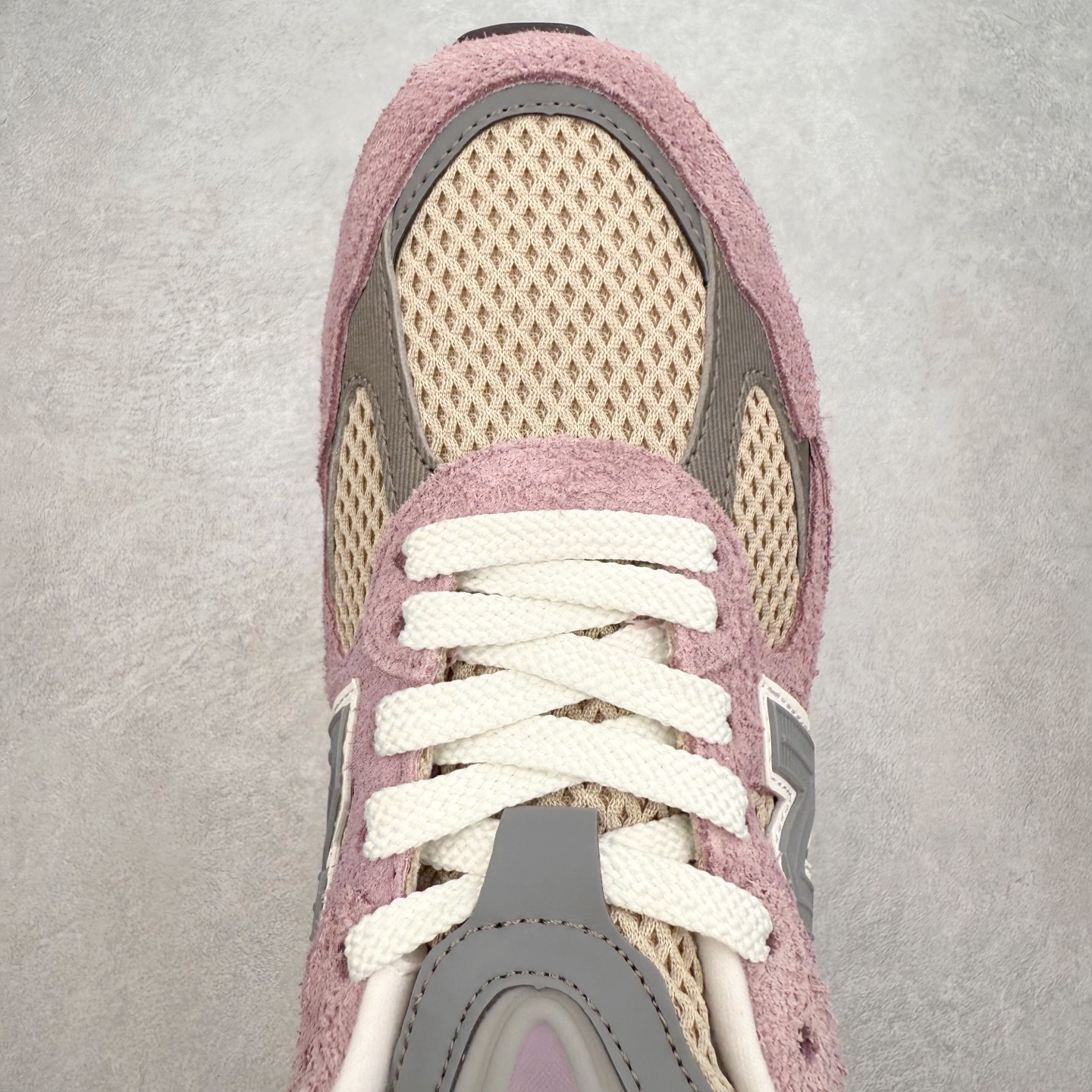 图片[4]-New Balance NB2010系列新百伦经典复古休闲运动板鞋 以ENCAP中底配以升级版 N-ERGY缓震物料 鞋面则采用特色的柔软麂皮搭以NewBalance经典的尼龙网布 低调中还原跑鞋本真 更年轻化的设计理念与材质 让新世代青年得以用全新视角体验经典鞋款的传奇魅力尺码：36 37 37.5 38 38.5 39.5 40 40.5 41.5 42 42.5 43 44 45-选品中心