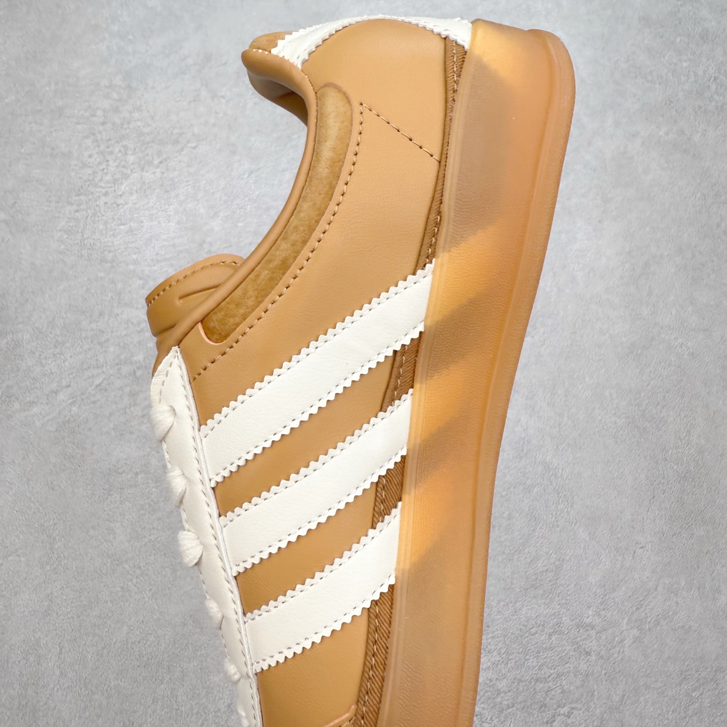 图片[7]-＃TG Bad Bunny x AD Gazelle Indoor Trainers 坏痞兔联名羚羊内训系列低帮复古百搭休闲运动德训风板鞋 JR0182 Bad Bunny本人在杂志拍摄时率先上脚带一波节奏，emm，手上拿的杂志封面还是Kylie，看来前女友和布克重新约会，这位哥也还是没放下啊…回到鞋款本身，整体选择了简约的黑白皮革搭配浅灰色长绒麂皮材质，最后以半透明生胶大底收尾，质感在线。不同于以往联名的调色盘操作，Bad Bunny对Gazelle indoor进行了加宽加厚处理，以及鞋头变形的设计，带来全新的歪头面包鞋型Gazelle。此外，鞋款标签直接呈现在后跟处，鞋侧adidas标识下方还加入了\\\”benito\\\”字样，辨识度拉满。尺码：35 36 36⅔ 37⅓ 38 38⅔ 39⅓ 40 40⅔ 41⅓ 42 42⅔ 43⅓ 44 44⅔ 45-选品中心