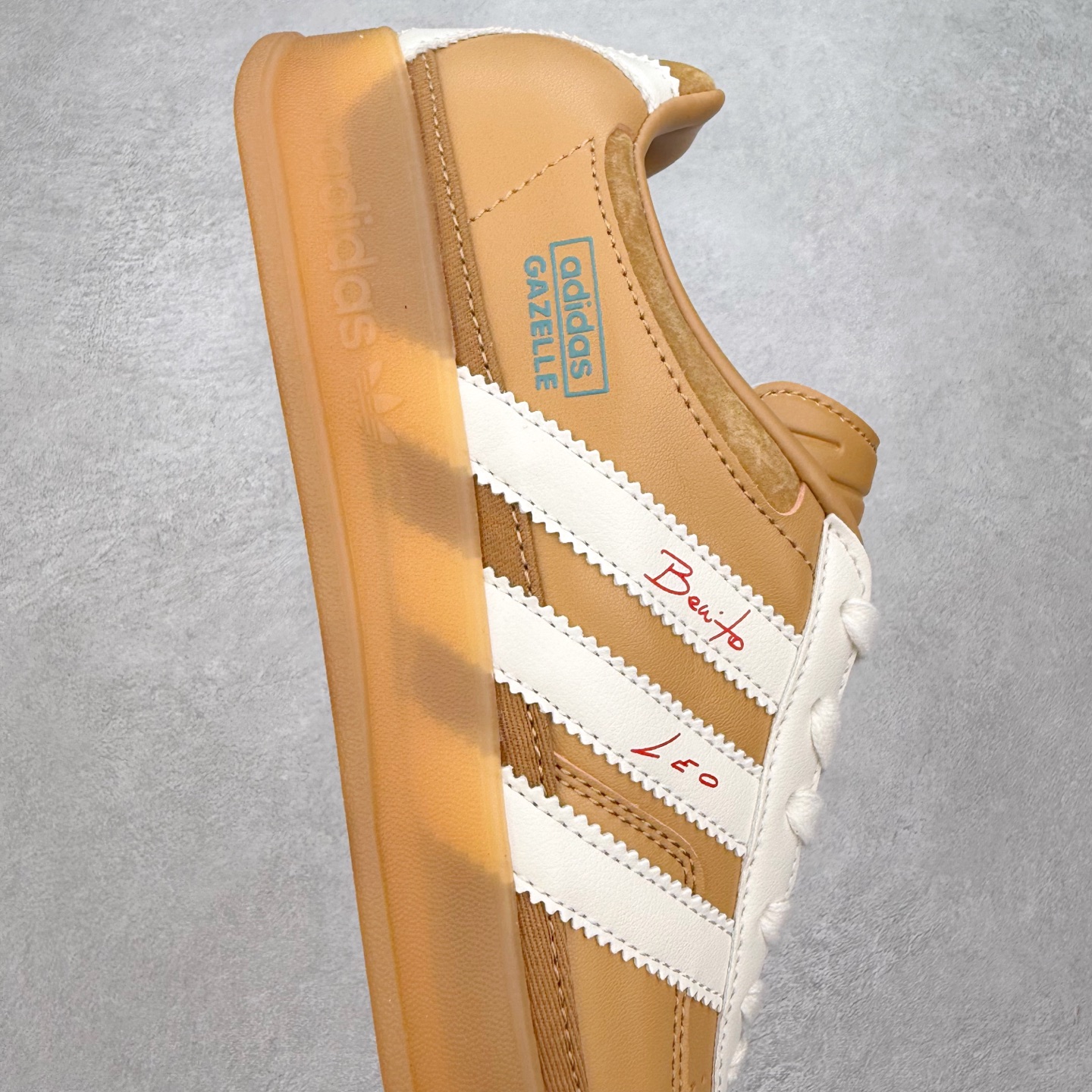 图片[6]-＃TG Bad Bunny x AD Gazelle Indoor Trainers 坏痞兔联名羚羊内训系列低帮复古百搭休闲运动德训风板鞋 JR0182 Bad Bunny本人在杂志拍摄时率先上脚带一波节奏，emm，手上拿的杂志封面还是Kylie，看来前女友和布克重新约会，这位哥也还是没放下啊…回到鞋款本身，整体选择了简约的黑白皮革搭配浅灰色长绒麂皮材质，最后以半透明生胶大底收尾，质感在线。不同于以往联名的调色盘操作，Bad Bunny对Gazelle indoor进行了加宽加厚处理，以及鞋头变形的设计，带来全新的歪头面包鞋型Gazelle。此外，鞋款标签直接呈现在后跟处，鞋侧adidas标识下方还加入了\\\”benito\\\”字样，辨识度拉满。尺码：35 36 36⅔ 37⅓ 38 38⅔ 39⅓ 40 40⅔ 41⅓ 42 42⅔ 43⅓ 44 44⅔ 45-选品中心