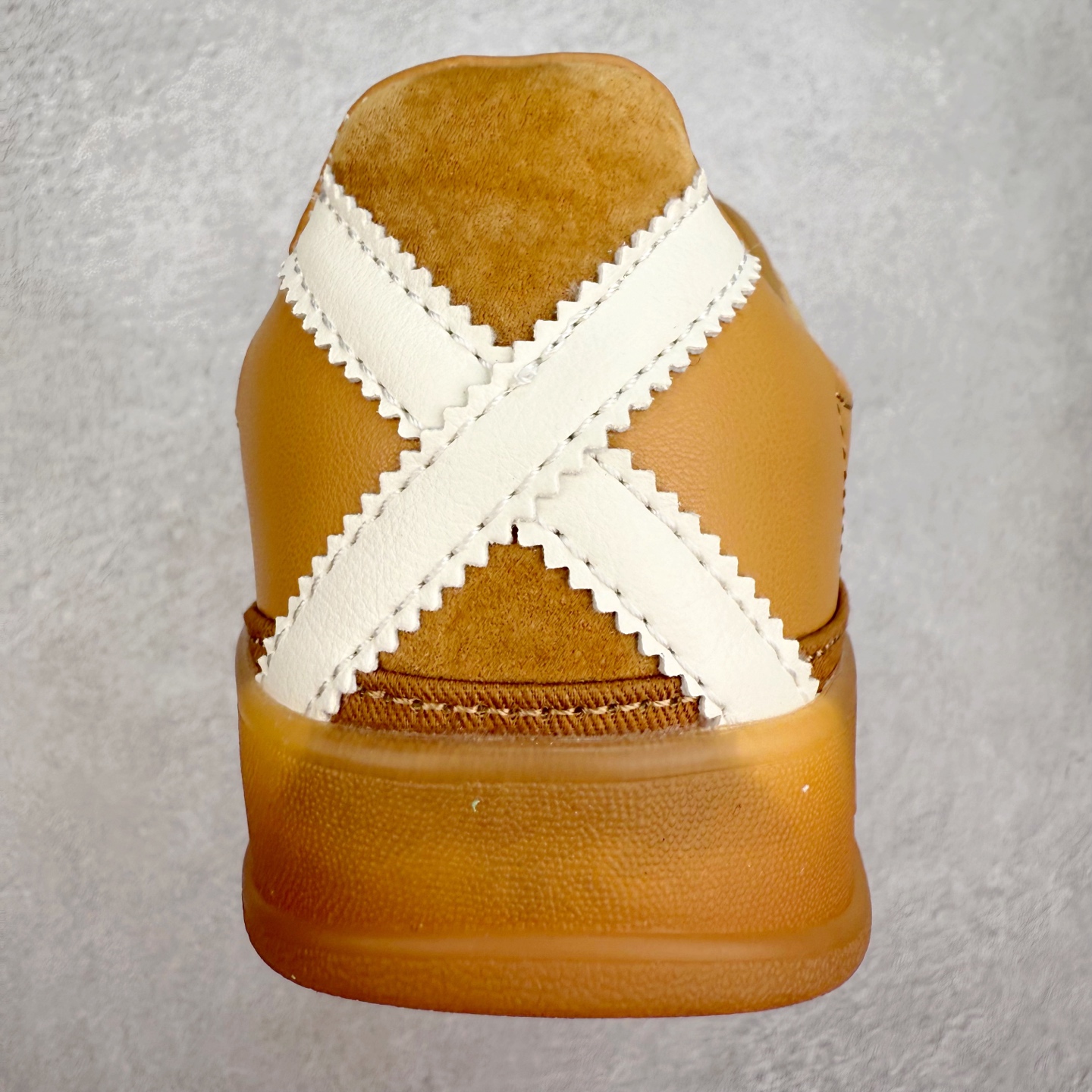 图片[8]-＃TG Bad Bunny x AD Gazelle Indoor Trainers 坏痞兔联名羚羊内训系列低帮复古百搭休闲运动德训风板鞋 JR0182 Bad Bunny本人在杂志拍摄时率先上脚带一波节奏，emm，手上拿的杂志封面还是Kylie，看来前女友和布克重新约会，这位哥也还是没放下啊…回到鞋款本身，整体选择了简约的黑白皮革搭配浅灰色长绒麂皮材质，最后以半透明生胶大底收尾，质感在线。不同于以往联名的调色盘操作，Bad Bunny对Gazelle indoor进行了加宽加厚处理，以及鞋头变形的设计，带来全新的歪头面包鞋型Gazelle。此外，鞋款标签直接呈现在后跟处，鞋侧adidas标识下方还加入了\\\”benito\\\”字样，辨识度拉满。尺码：35 36 36⅔ 37⅓ 38 38⅔ 39⅓ 40 40⅔ 41⅓ 42 42⅔ 43⅓ 44 44⅔ 45-选品中心