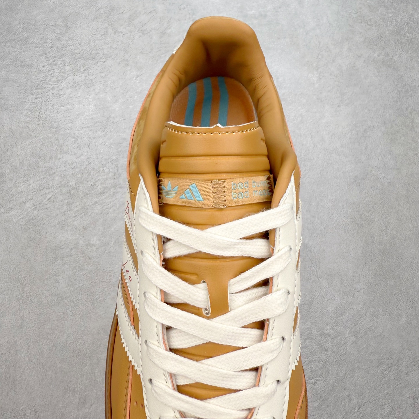 图片[5]-＃TG Bad Bunny x AD Gazelle Indoor Trainers 坏痞兔联名羚羊内训系列低帮复古百搭休闲运动德训风板鞋 JR0182 Bad Bunny本人在杂志拍摄时率先上脚带一波节奏，emm，手上拿的杂志封面还是Kylie，看来前女友和布克重新约会，这位哥也还是没放下啊…回到鞋款本身，整体选择了简约的黑白皮革搭配浅灰色长绒麂皮材质，最后以半透明生胶大底收尾，质感在线。不同于以往联名的调色盘操作，Bad Bunny对Gazelle indoor进行了加宽加厚处理，以及鞋头变形的设计，带来全新的歪头面包鞋型Gazelle。此外，鞋款标签直接呈现在后跟处，鞋侧adidas标识下方还加入了\\\”benito\\\”字样，辨识度拉满。尺码：35 36 36⅔ 37⅓ 38 38⅔ 39⅓ 40 40⅔ 41⅓ 42 42⅔ 43⅓ 44 44⅔ 45-选品中心