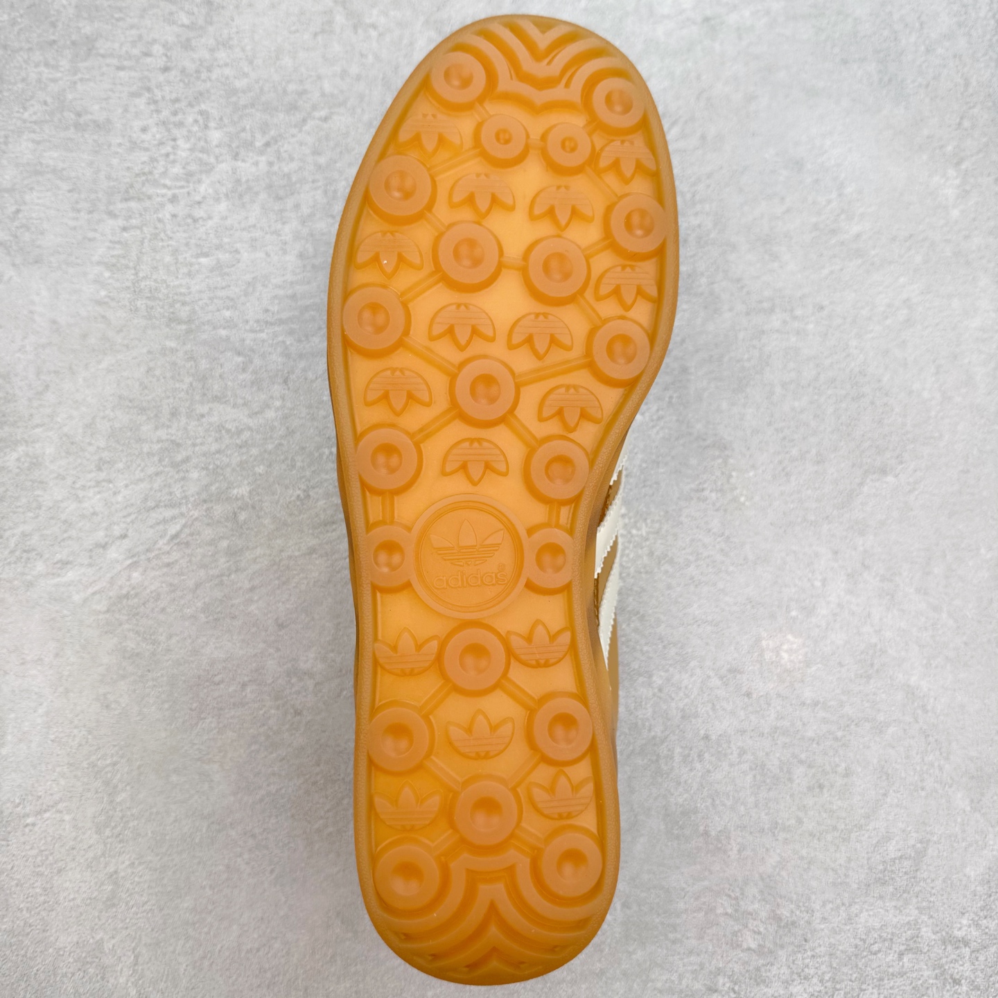 图片[9]-＃TG Bad Bunny x AD Gazelle Indoor Trainers 坏痞兔联名羚羊内训系列低帮复古百搭休闲运动德训风板鞋 JR0182 Bad Bunny本人在杂志拍摄时率先上脚带一波节奏，emm，手上拿的杂志封面还是Kylie，看来前女友和布克重新约会，这位哥也还是没放下啊…回到鞋款本身，整体选择了简约的黑白皮革搭配浅灰色长绒麂皮材质，最后以半透明生胶大底收尾，质感在线。不同于以往联名的调色盘操作，Bad Bunny对Gazelle indoor进行了加宽加厚处理，以及鞋头变形的设计，带来全新的歪头面包鞋型Gazelle。此外，鞋款标签直接呈现在后跟处，鞋侧adidas标识下方还加入了\\\”benito\\\”字样，辨识度拉满。尺码：35 36 36⅔ 37⅓ 38 38⅔ 39⅓ 40 40⅔ 41⅓ 42 42⅔ 43⅓ 44 44⅔ 45-选品中心