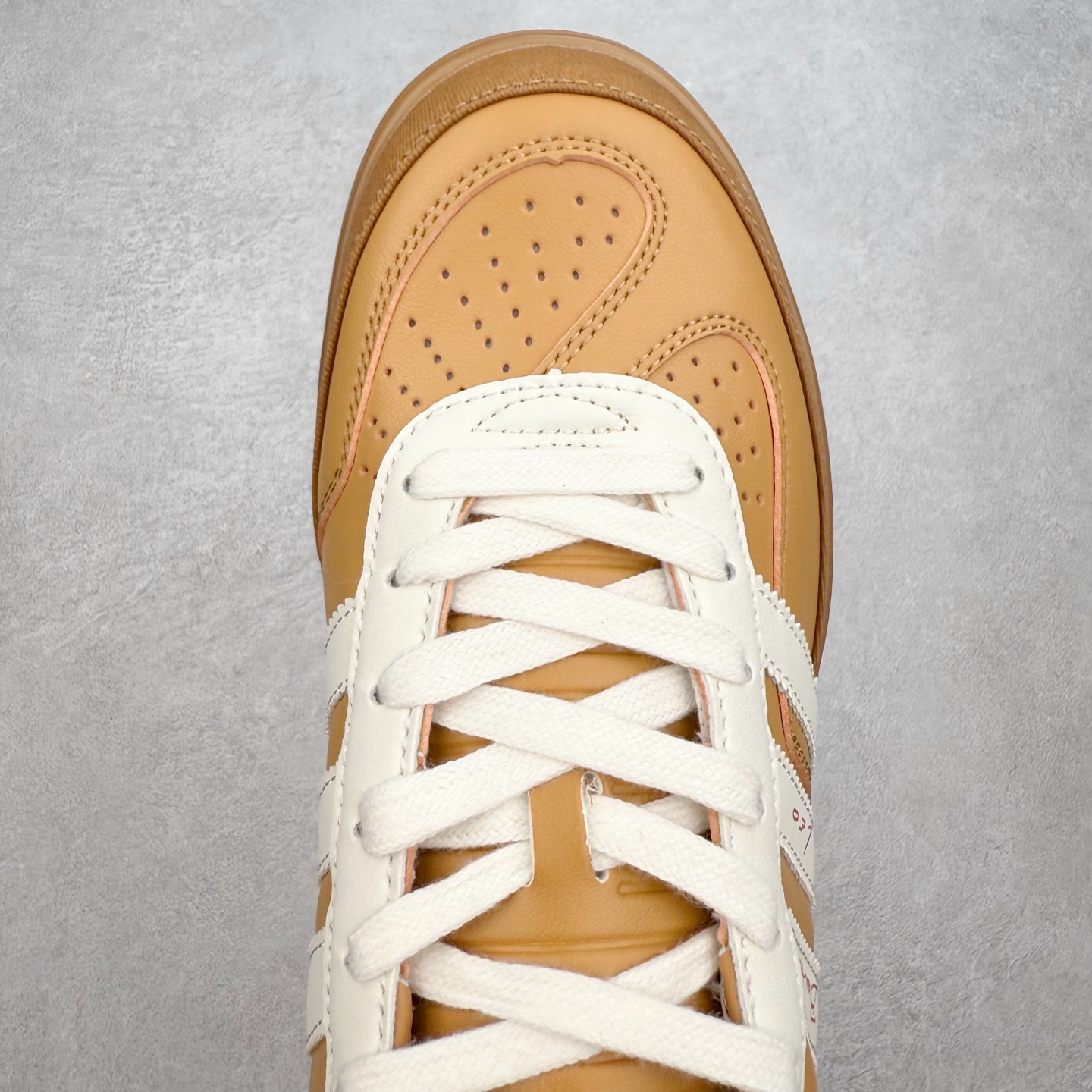 图片[4]-＃TG Bad Bunny x AD Gazelle Indoor Trainers 坏痞兔联名羚羊内训系列低帮复古百搭休闲运动德训风板鞋 JR0182 Bad Bunny本人在杂志拍摄时率先上脚带一波节奏，emm，手上拿的杂志封面还是Kylie，看来前女友和布克重新约会，这位哥也还是没放下啊…回到鞋款本身，整体选择了简约的黑白皮革搭配浅灰色长绒麂皮材质，最后以半透明生胶大底收尾，质感在线。不同于以往联名的调色盘操作，Bad Bunny对Gazelle indoor进行了加宽加厚处理，以及鞋头变形的设计，带来全新的歪头面包鞋型Gazelle。此外，鞋款标签直接呈现在后跟处，鞋侧adidas标识下方还加入了\\\”benito\\\”字样，辨识度拉满。尺码：35 36 36⅔ 37⅓ 38 38⅔ 39⅓ 40 40⅔ 41⅓ 42 42⅔ 43⅓ 44 44⅔ 45-选品中心