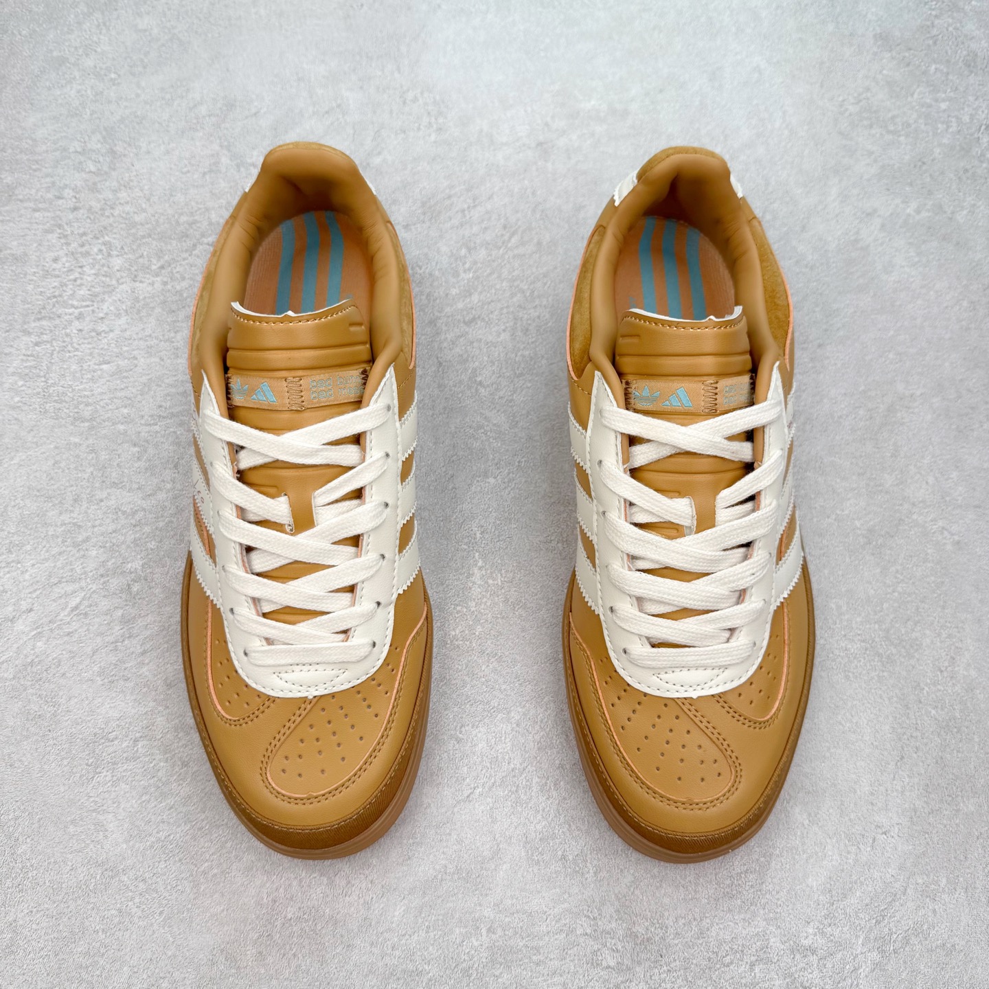 图片[2]-＃TG Bad Bunny x AD Gazelle Indoor Trainers 坏痞兔联名羚羊内训系列低帮复古百搭休闲运动德训风板鞋 JR0182 Bad Bunny本人在杂志拍摄时率先上脚带一波节奏，emm，手上拿的杂志封面还是Kylie，看来前女友和布克重新约会，这位哥也还是没放下啊…回到鞋款本身，整体选择了简约的黑白皮革搭配浅灰色长绒麂皮材质，最后以半透明生胶大底收尾，质感在线。不同于以往联名的调色盘操作，Bad Bunny对Gazelle indoor进行了加宽加厚处理，以及鞋头变形的设计，带来全新的歪头面包鞋型Gazelle。此外，鞋款标签直接呈现在后跟处，鞋侧adidas标识下方还加入了\\\”benito\\\”字样，辨识度拉满。尺码：35 36 36⅔ 37⅓ 38 38⅔ 39⅓ 40 40⅔ 41⅓ 42 42⅔ 43⅓ 44 44⅔ 45-选品中心