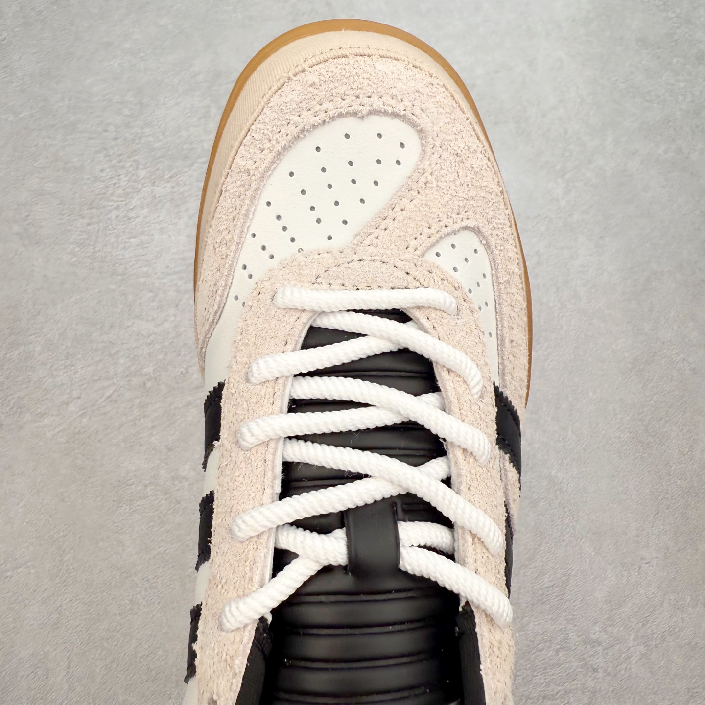 图片[4]-＃TG Bad Bunny x AD Gazelle Indoor Trainers 坏痞兔联名羚羊内训系列低帮复古百搭休闲运动德训风板鞋 IF9734 Bad Bunny本人在杂志拍摄时率先上脚带一波节奏，emm，手上拿的杂志封面还是Kylie，看来前女友和布克重新约会，这位哥也还是没放下啊…回到鞋款本身，整体选择了简约的黑白皮革搭配浅灰色长绒麂皮材质，最后以半透明生胶大底收尾，质感在线。不同于以往联名的调色盘操作，Bad Bunny对Gazelle indoor进行了加宽加厚处理，以及鞋头变形的设计，带来全新的歪头面包鞋型Gazelle。此外，鞋款标签直接呈现在后跟处，鞋侧adidas标识下方还加入了\\\”benito\\\”字样，辨识度拉满。尺码：35 36 36⅔ 37⅓ 38 38⅔ 39⅓ 40 40⅔ 41⅓ 42 42⅔ 43⅓ 44 44⅔ 45-选品中心