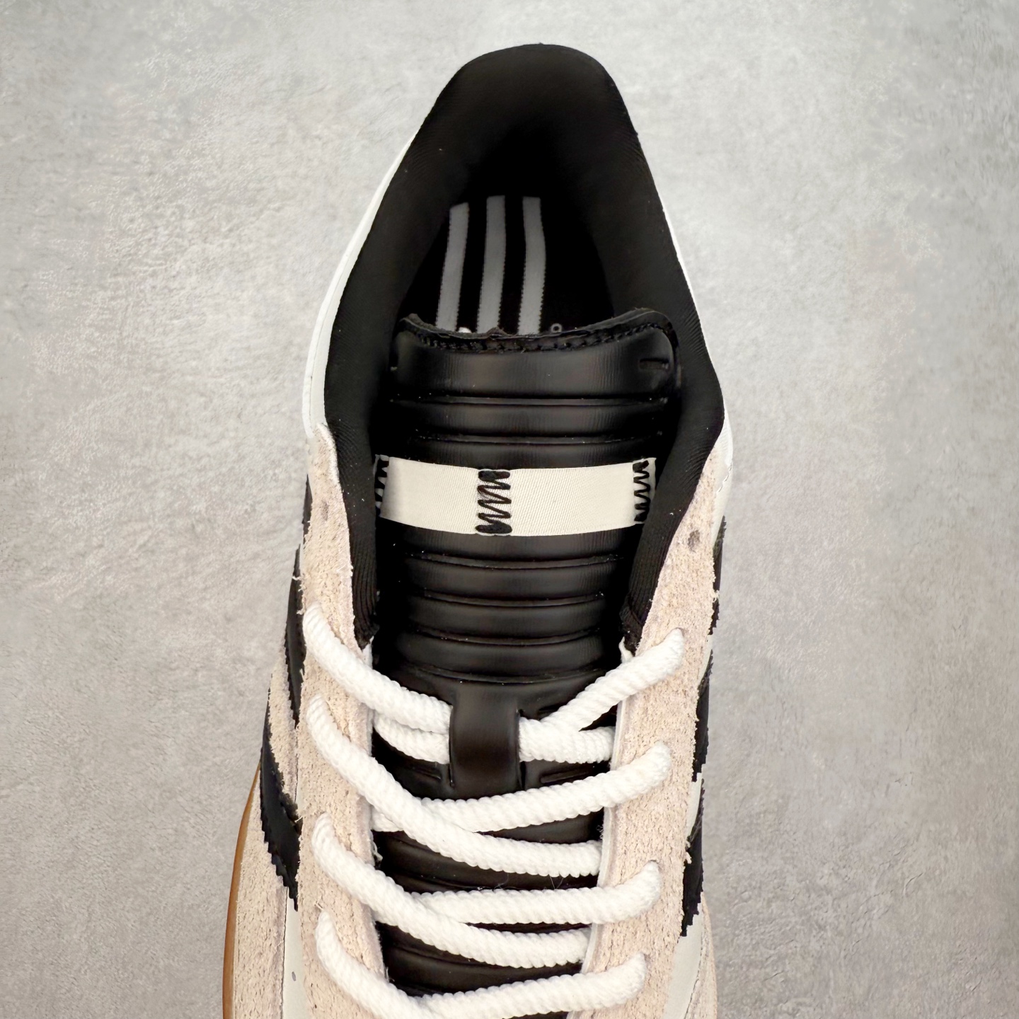 图片[5]-＃TG Bad Bunny x AD Gazelle Indoor Trainers 坏痞兔联名羚羊内训系列低帮复古百搭休闲运动德训风板鞋 IF9734 Bad Bunny本人在杂志拍摄时率先上脚带一波节奏，emm，手上拿的杂志封面还是Kylie，看来前女友和布克重新约会，这位哥也还是没放下啊…回到鞋款本身，整体选择了简约的黑白皮革搭配浅灰色长绒麂皮材质，最后以半透明生胶大底收尾，质感在线。不同于以往联名的调色盘操作，Bad Bunny对Gazelle indoor进行了加宽加厚处理，以及鞋头变形的设计，带来全新的歪头面包鞋型Gazelle。此外，鞋款标签直接呈现在后跟处，鞋侧adidas标识下方还加入了\\\”benito\\\”字样，辨识度拉满。尺码：35 36 36⅔ 37⅓ 38 38⅔ 39⅓ 40 40⅔ 41⅓ 42 42⅔ 43⅓ 44 44⅔ 45-选品中心