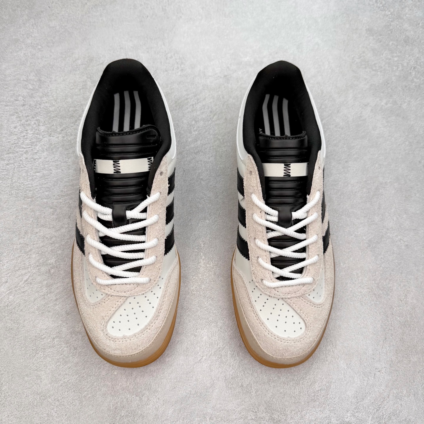 图片[2]-＃TG Bad Bunny x AD Gazelle Indoor Trainers 坏痞兔联名羚羊内训系列低帮复古百搭休闲运动德训风板鞋 IF9734 Bad Bunny本人在杂志拍摄时率先上脚带一波节奏，emm，手上拿的杂志封面还是Kylie，看来前女友和布克重新约会，这位哥也还是没放下啊…回到鞋款本身，整体选择了简约的黑白皮革搭配浅灰色长绒麂皮材质，最后以半透明生胶大底收尾，质感在线。不同于以往联名的调色盘操作，Bad Bunny对Gazelle indoor进行了加宽加厚处理，以及鞋头变形的设计，带来全新的歪头面包鞋型Gazelle。此外，鞋款标签直接呈现在后跟处，鞋侧adidas标识下方还加入了\\\”benito\\\”字样，辨识度拉满。尺码：35 36 36⅔ 37⅓ 38 38⅔ 39⅓ 40 40⅔ 41⅓ 42 42⅔ 43⅓ 44 44⅔ 45-选品中心