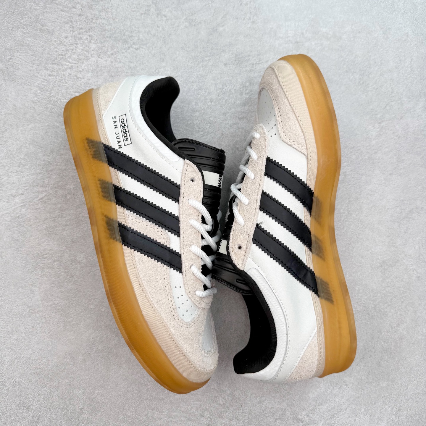 图片[3]-＃TG Bad Bunny x AD Gazelle Indoor Trainers 坏痞兔联名羚羊内训系列低帮复古百搭休闲运动德训风板鞋 IF9734 Bad Bunny本人在杂志拍摄时率先上脚带一波节奏，emm，手上拿的杂志封面还是Kylie，看来前女友和布克重新约会，这位哥也还是没放下啊…回到鞋款本身，整体选择了简约的黑白皮革搭配浅灰色长绒麂皮材质，最后以半透明生胶大底收尾，质感在线。不同于以往联名的调色盘操作，Bad Bunny对Gazelle indoor进行了加宽加厚处理，以及鞋头变形的设计，带来全新的歪头面包鞋型Gazelle。此外，鞋款标签直接呈现在后跟处，鞋侧adidas标识下方还加入了\\\”benito\\\”字样，辨识度拉满。尺码：35 36 36⅔ 37⅓ 38 38⅔ 39⅓ 40 40⅔ 41⅓ 42 42⅔ 43⅓ 44 44⅔ 45-选品中心