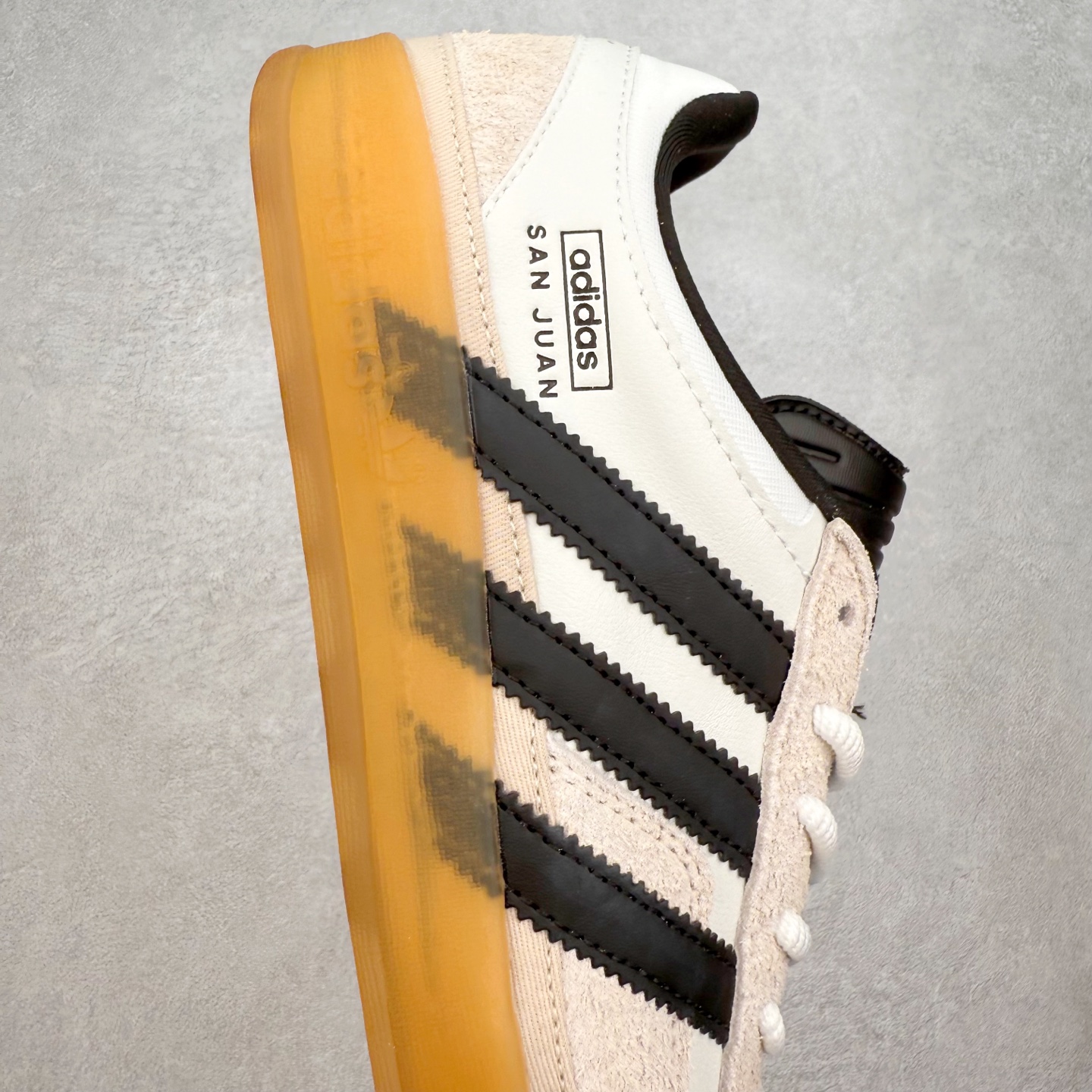 图片[6]-＃TG Bad Bunny x AD Gazelle Indoor Trainers 坏痞兔联名羚羊内训系列低帮复古百搭休闲运动德训风板鞋 IF9734 Bad Bunny本人在杂志拍摄时率先上脚带一波节奏，emm，手上拿的杂志封面还是Kylie，看来前女友和布克重新约会，这位哥也还是没放下啊…回到鞋款本身，整体选择了简约的黑白皮革搭配浅灰色长绒麂皮材质，最后以半透明生胶大底收尾，质感在线。不同于以往联名的调色盘操作，Bad Bunny对Gazelle indoor进行了加宽加厚处理，以及鞋头变形的设计，带来全新的歪头面包鞋型Gazelle。此外，鞋款标签直接呈现在后跟处，鞋侧adidas标识下方还加入了\\\”benito\\\”字样，辨识度拉满。尺码：35 36 36⅔ 37⅓ 38 38⅔ 39⅓ 40 40⅔ 41⅓ 42 42⅔ 43⅓ 44 44⅔ 45-选品中心