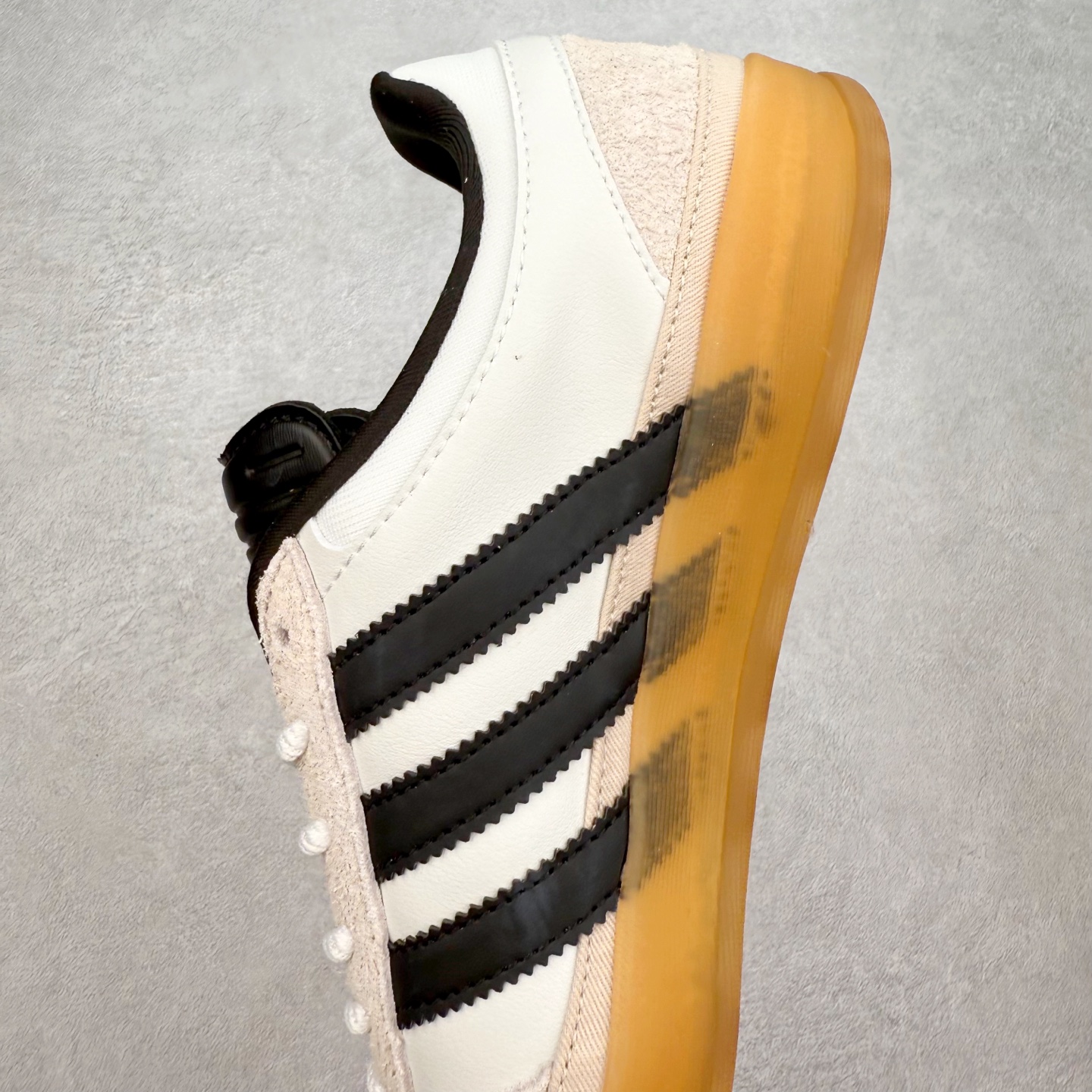 图片[7]-＃TG Bad Bunny x AD Gazelle Indoor Trainers 坏痞兔联名羚羊内训系列低帮复古百搭休闲运动德训风板鞋 IF9734 Bad Bunny本人在杂志拍摄时率先上脚带一波节奏，emm，手上拿的杂志封面还是Kylie，看来前女友和布克重新约会，这位哥也还是没放下啊…回到鞋款本身，整体选择了简约的黑白皮革搭配浅灰色长绒麂皮材质，最后以半透明生胶大底收尾，质感在线。不同于以往联名的调色盘操作，Bad Bunny对Gazelle indoor进行了加宽加厚处理，以及鞋头变形的设计，带来全新的歪头面包鞋型Gazelle。此外，鞋款标签直接呈现在后跟处，鞋侧adidas标识下方还加入了\\\”benito\\\”字样，辨识度拉满。尺码：35 36 36⅔ 37⅓ 38 38⅔ 39⅓ 40 40⅔ 41⅓ 42 42⅔ 43⅓ 44 44⅔ 45-选品中心