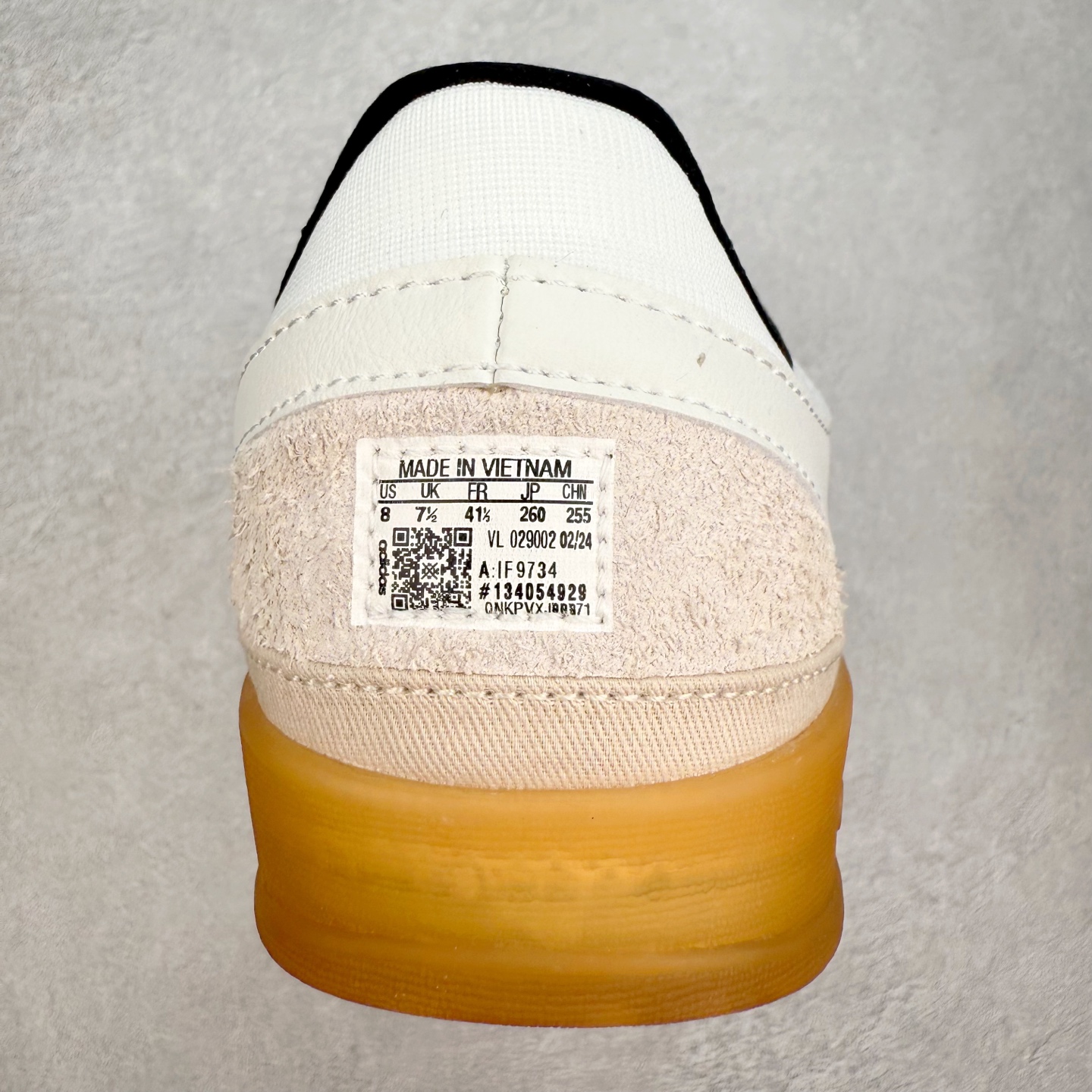 图片[8]-＃TG Bad Bunny x AD Gazelle Indoor Trainers 坏痞兔联名羚羊内训系列低帮复古百搭休闲运动德训风板鞋 IF9734 Bad Bunny本人在杂志拍摄时率先上脚带一波节奏，emm，手上拿的杂志封面还是Kylie，看来前女友和布克重新约会，这位哥也还是没放下啊…回到鞋款本身，整体选择了简约的黑白皮革搭配浅灰色长绒麂皮材质，最后以半透明生胶大底收尾，质感在线。不同于以往联名的调色盘操作，Bad Bunny对Gazelle indoor进行了加宽加厚处理，以及鞋头变形的设计，带来全新的歪头面包鞋型Gazelle。此外，鞋款标签直接呈现在后跟处，鞋侧adidas标识下方还加入了\\\”benito\\\”字样，辨识度拉满。尺码：35 36 36⅔ 37⅓ 38 38⅔ 39⅓ 40 40⅔ 41⅓ 42 42⅔ 43⅓ 44 44⅔ 45-选品中心