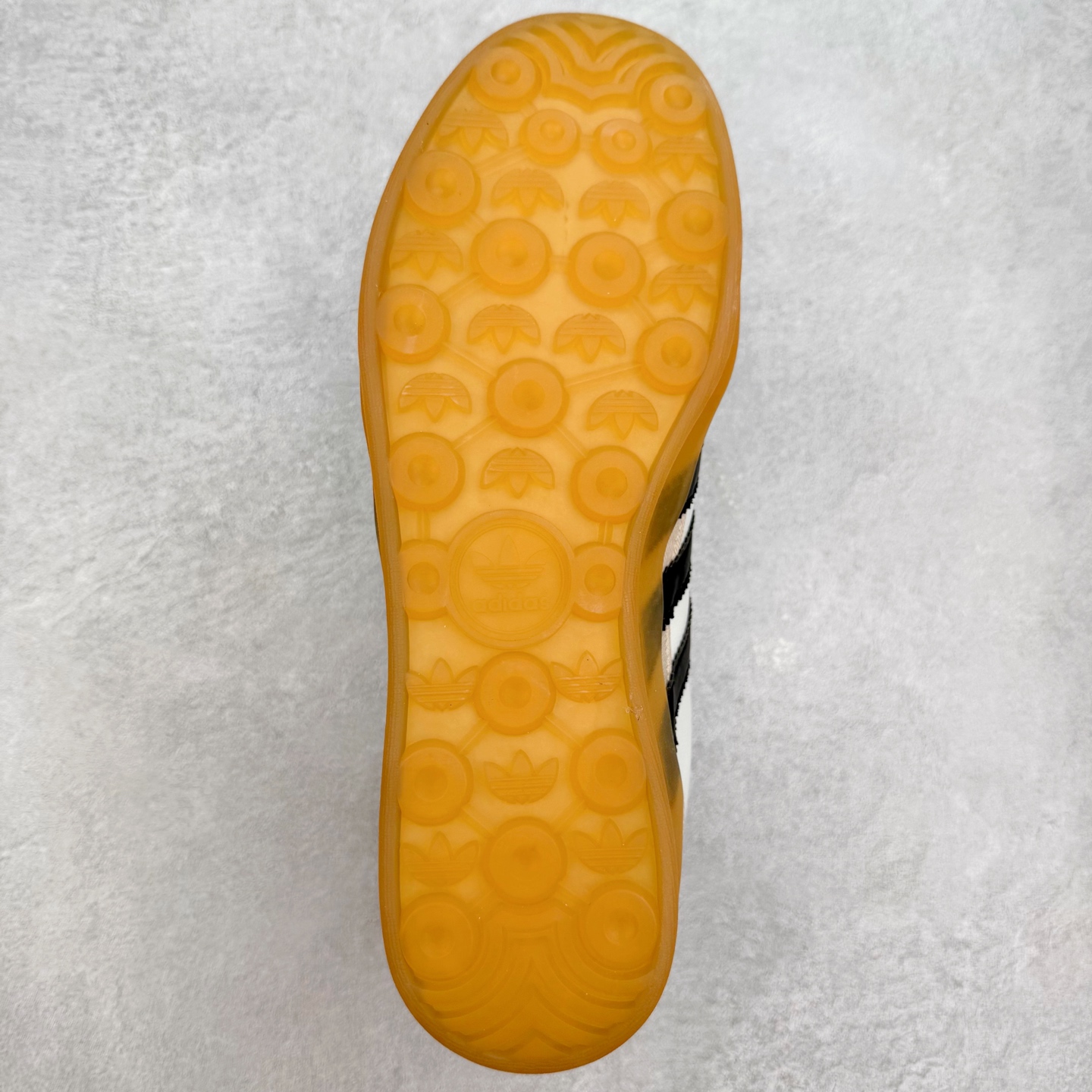 图片[9]-＃TG Bad Bunny x AD Gazelle Indoor Trainers 坏痞兔联名羚羊内训系列低帮复古百搭休闲运动德训风板鞋 IF9734 Bad Bunny本人在杂志拍摄时率先上脚带一波节奏，emm，手上拿的杂志封面还是Kylie，看来前女友和布克重新约会，这位哥也还是没放下啊…回到鞋款本身，整体选择了简约的黑白皮革搭配浅灰色长绒麂皮材质，最后以半透明生胶大底收尾，质感在线。不同于以往联名的调色盘操作，Bad Bunny对Gazelle indoor进行了加宽加厚处理，以及鞋头变形的设计，带来全新的歪头面包鞋型Gazelle。此外，鞋款标签直接呈现在后跟处，鞋侧adidas标识下方还加入了\\\”benito\\\”字样，辨识度拉满。尺码：35 36 36⅔ 37⅓ 38 38⅔ 39⅓ 40 40⅔ 41⅓ 42 42⅔ 43⅓ 44 44⅔ 45-选品中心