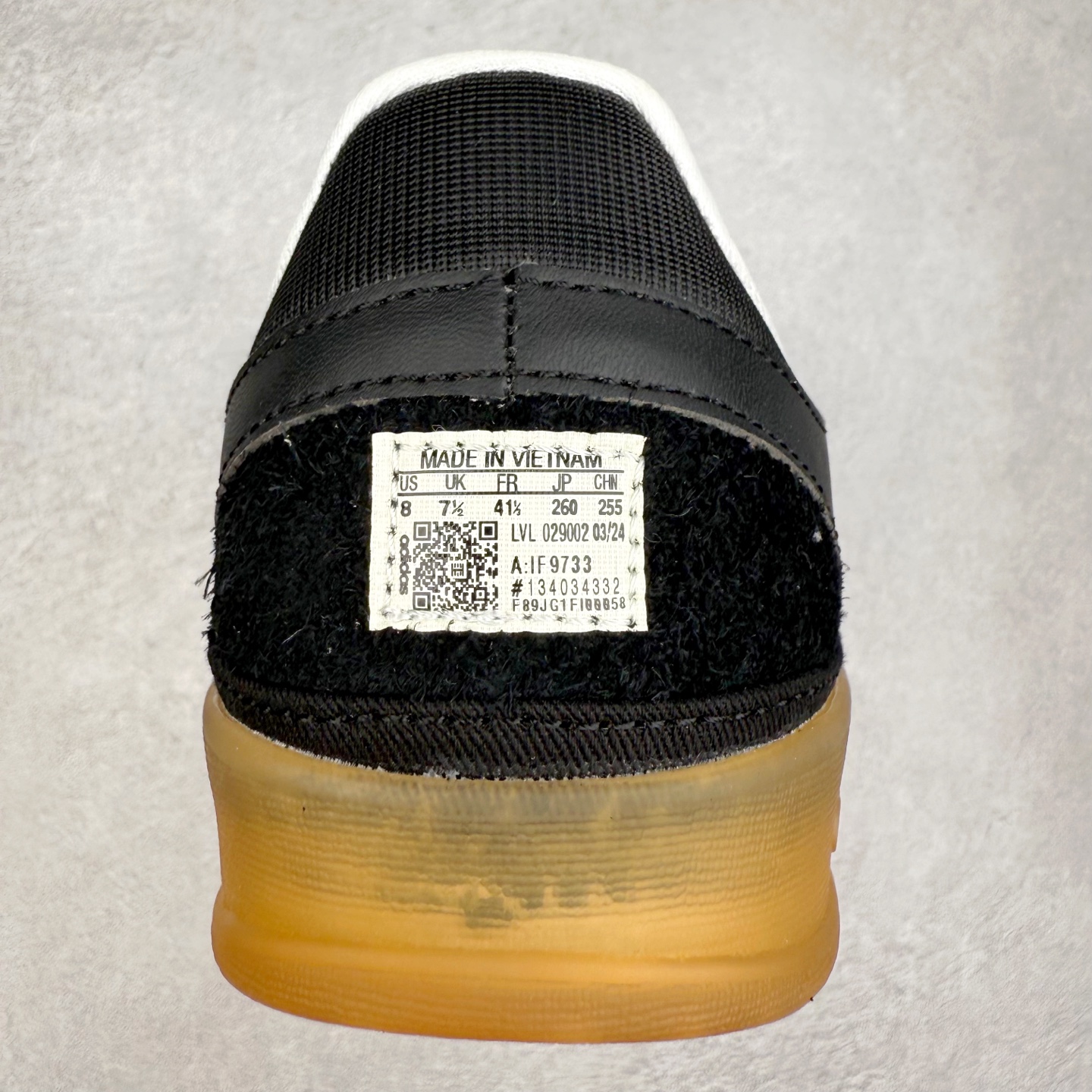 图片[8]-＃TG Bad Bunny x AD Gazelle Indoor Trainers 坏痞兔联名羚羊内训系列低帮复古百搭休闲运动德训风板鞋 IF9733 Bad Bunny本人在杂志拍摄时率先上脚带一波节奏，emm，手上拿的杂志封面还是Kylie，看来前女友和布克重新约会，这位哥也还是没放下啊…回到鞋款本身，整体选择了简约的黑白皮革搭配浅灰色长绒麂皮材质，最后以半透明生胶大底收尾，质感在线。不同于以往联名的调色盘操作，Bad Bunny对Gazelle indoor进行了加宽加厚处理，以及鞋头变形的设计，带来全新的歪头面包鞋型Gazelle。此外，鞋款标签直接呈现在后跟处，鞋侧adidas标识下方还加入了\\\”benito\\\”字样，辨识度拉满。尺码：35 36 36⅔ 37⅓ 38 38⅔ 39⅓ 40 40⅔ 41⅓ 42 42⅔ 43⅓ 44 44⅔ 45-选品中心