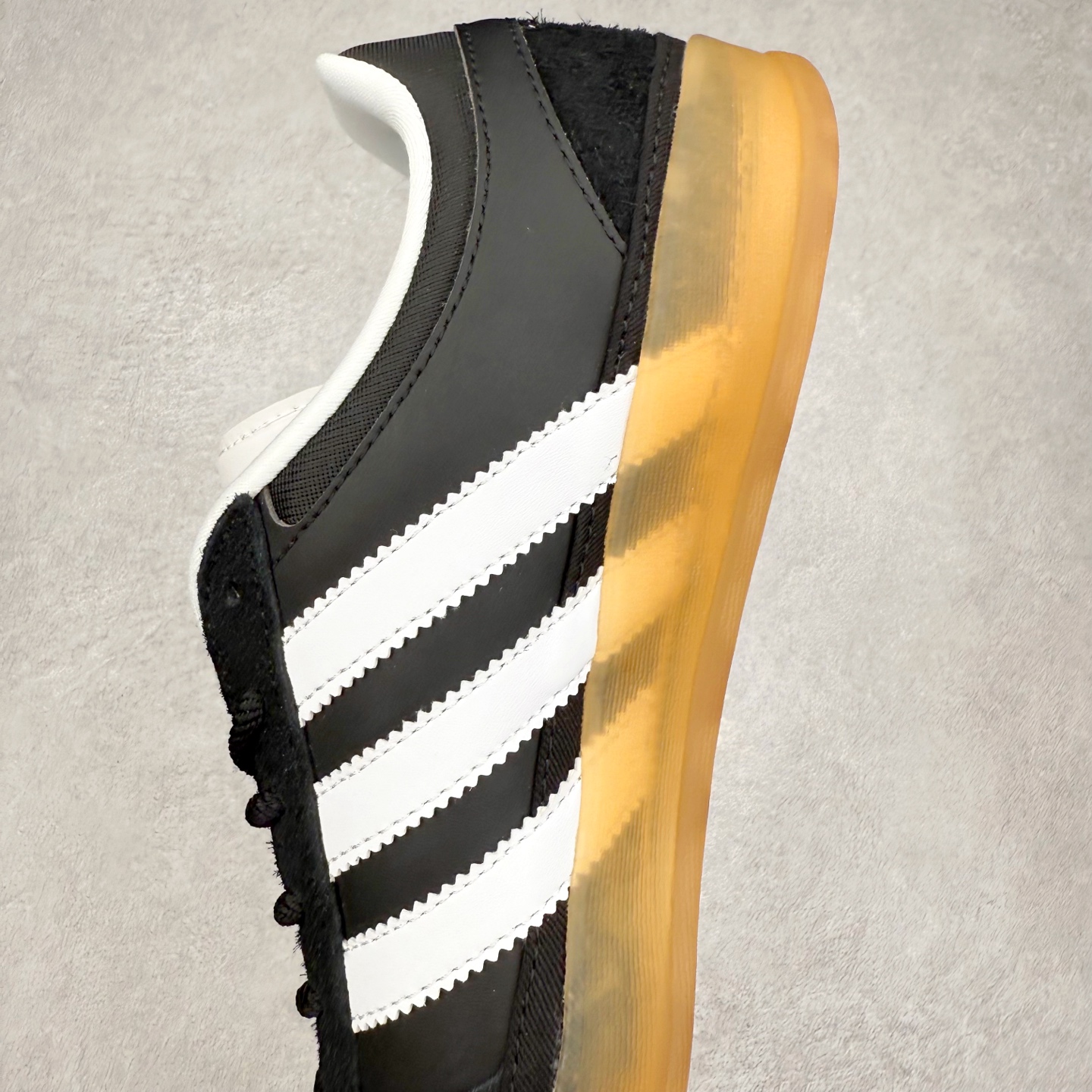 图片[7]-＃TG Bad Bunny x AD Gazelle Indoor Trainers 坏痞兔联名羚羊内训系列低帮复古百搭休闲运动德训风板鞋 IF9733 Bad Bunny本人在杂志拍摄时率先上脚带一波节奏，emm，手上拿的杂志封面还是Kylie，看来前女友和布克重新约会，这位哥也还是没放下啊…回到鞋款本身，整体选择了简约的黑白皮革搭配浅灰色长绒麂皮材质，最后以半透明生胶大底收尾，质感在线。不同于以往联名的调色盘操作，Bad Bunny对Gazelle indoor进行了加宽加厚处理，以及鞋头变形的设计，带来全新的歪头面包鞋型Gazelle。此外，鞋款标签直接呈现在后跟处，鞋侧adidas标识下方还加入了\\\”benito\\\”字样，辨识度拉满。尺码：35 36 36⅔ 37⅓ 38 38⅔ 39⅓ 40 40⅔ 41⅓ 42 42⅔ 43⅓ 44 44⅔ 45-选品中心