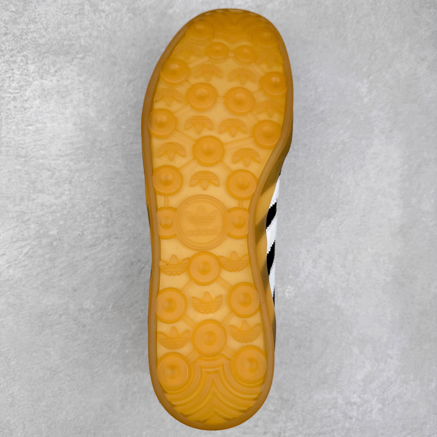 图片[9]-＃TG Bad Bunny x AD Gazelle Indoor Trainers 坏痞兔联名羚羊内训系列低帮复古百搭休闲运动德训风板鞋 IF9733 Bad Bunny本人在杂志拍摄时率先上脚带一波节奏，emm，手上拿的杂志封面还是Kylie，看来前女友和布克重新约会，这位哥也还是没放下啊…回到鞋款本身，整体选择了简约的黑白皮革搭配浅灰色长绒麂皮材质，最后以半透明生胶大底收尾，质感在线。不同于以往联名的调色盘操作，Bad Bunny对Gazelle indoor进行了加宽加厚处理，以及鞋头变形的设计，带来全新的歪头面包鞋型Gazelle。此外，鞋款标签直接呈现在后跟处，鞋侧adidas标识下方还加入了\\\”benito\\\”字样，辨识度拉满。尺码：35 36 36⅔ 37⅓ 38 38⅔ 39⅓ 40 40⅔ 41⅓ 42 42⅔ 43⅓ 44 44⅔ 45-选品中心