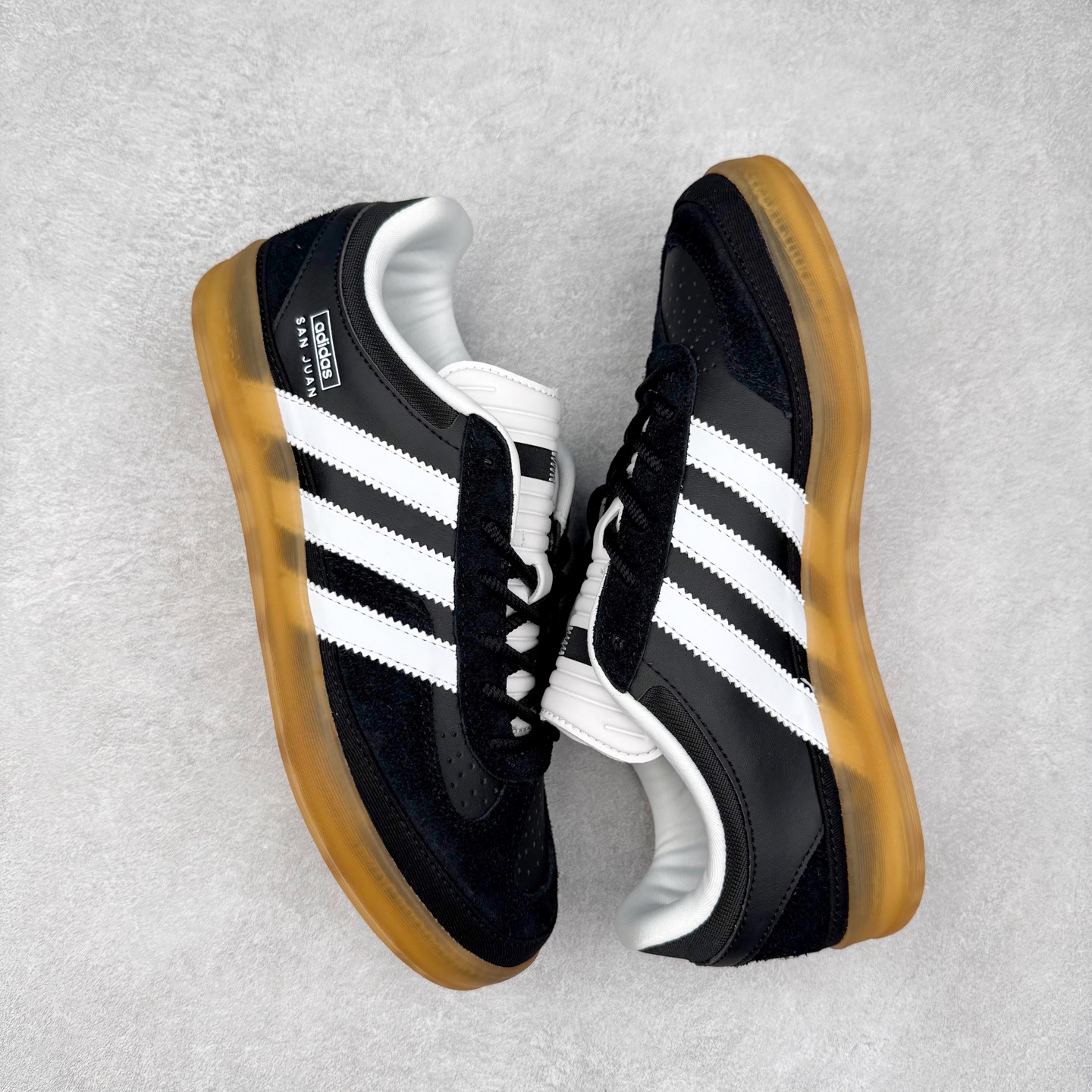 图片[3]-＃TG Bad Bunny x AD Gazelle Indoor Trainers 坏痞兔联名羚羊内训系列低帮复古百搭休闲运动德训风板鞋 IF9733 Bad Bunny本人在杂志拍摄时率先上脚带一波节奏，emm，手上拿的杂志封面还是Kylie，看来前女友和布克重新约会，这位哥也还是没放下啊…回到鞋款本身，整体选择了简约的黑白皮革搭配浅灰色长绒麂皮材质，最后以半透明生胶大底收尾，质感在线。不同于以往联名的调色盘操作，Bad Bunny对Gazelle indoor进行了加宽加厚处理，以及鞋头变形的设计，带来全新的歪头面包鞋型Gazelle。此外，鞋款标签直接呈现在后跟处，鞋侧adidas标识下方还加入了\\\”benito\\\”字样，辨识度拉满。尺码：35 36 36⅔ 37⅓ 38 38⅔ 39⅓ 40 40⅔ 41⅓ 42 42⅔ 43⅓ 44 44⅔ 45-选品中心