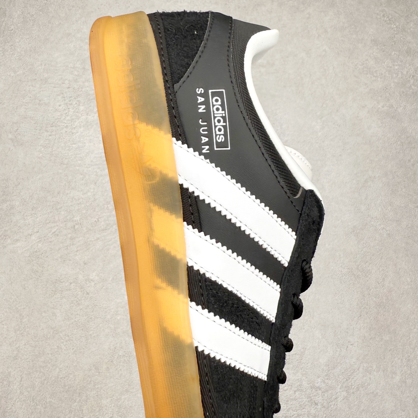 图片[6]-＃TG Bad Bunny x AD Gazelle Indoor Trainers 坏痞兔联名羚羊内训系列低帮复古百搭休闲运动德训风板鞋 IF9733 Bad Bunny本人在杂志拍摄时率先上脚带一波节奏，emm，手上拿的杂志封面还是Kylie，看来前女友和布克重新约会，这位哥也还是没放下啊…回到鞋款本身，整体选择了简约的黑白皮革搭配浅灰色长绒麂皮材质，最后以半透明生胶大底收尾，质感在线。不同于以往联名的调色盘操作，Bad Bunny对Gazelle indoor进行了加宽加厚处理，以及鞋头变形的设计，带来全新的歪头面包鞋型Gazelle。此外，鞋款标签直接呈现在后跟处，鞋侧adidas标识下方还加入了\\\”benito\\\”字样，辨识度拉满。尺码：35 36 36⅔ 37⅓ 38 38⅔ 39⅓ 40 40⅔ 41⅓ 42 42⅔ 43⅓ 44 44⅔ 45-选品中心