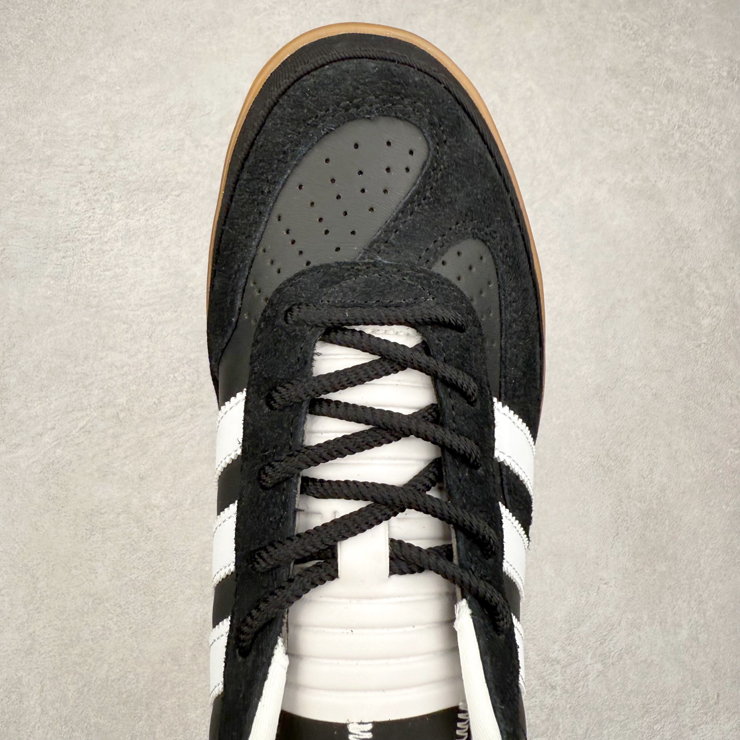 图片[4]-＃TG Bad Bunny x AD Gazelle Indoor Trainers 坏痞兔联名羚羊内训系列低帮复古百搭休闲运动德训风板鞋 IF9733 Bad Bunny本人在杂志拍摄时率先上脚带一波节奏，emm，手上拿的杂志封面还是Kylie，看来前女友和布克重新约会，这位哥也还是没放下啊…回到鞋款本身，整体选择了简约的黑白皮革搭配浅灰色长绒麂皮材质，最后以半透明生胶大底收尾，质感在线。不同于以往联名的调色盘操作，Bad Bunny对Gazelle indoor进行了加宽加厚处理，以及鞋头变形的设计，带来全新的歪头面包鞋型Gazelle。此外，鞋款标签直接呈现在后跟处，鞋侧adidas标识下方还加入了\\\”benito\\\”字样，辨识度拉满。尺码：35 36 36⅔ 37⅓ 38 38⅔ 39⅓ 40 40⅔ 41⅓ 42 42⅔ 43⅓ 44 44⅔ 45-选品中心