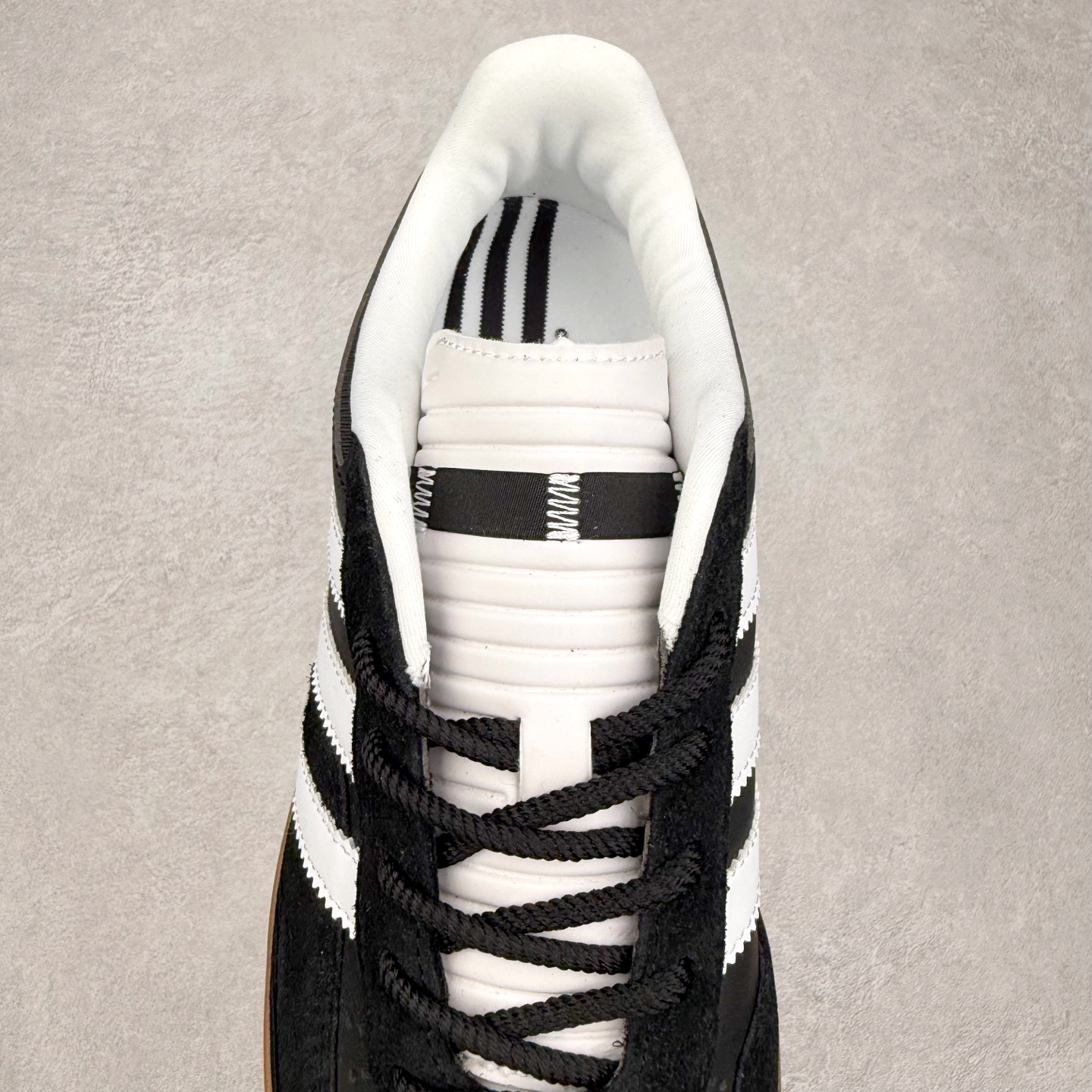 图片[5]-＃TG Bad Bunny x AD Gazelle Indoor Trainers 坏痞兔联名羚羊内训系列低帮复古百搭休闲运动德训风板鞋 IF9733 Bad Bunny本人在杂志拍摄时率先上脚带一波节奏，emm，手上拿的杂志封面还是Kylie，看来前女友和布克重新约会，这位哥也还是没放下啊…回到鞋款本身，整体选择了简约的黑白皮革搭配浅灰色长绒麂皮材质，最后以半透明生胶大底收尾，质感在线。不同于以往联名的调色盘操作，Bad Bunny对Gazelle indoor进行了加宽加厚处理，以及鞋头变形的设计，带来全新的歪头面包鞋型Gazelle。此外，鞋款标签直接呈现在后跟处，鞋侧adidas标识下方还加入了\\\”benito\\\”字样，辨识度拉满。尺码：35 36 36⅔ 37⅓ 38 38⅔ 39⅓ 40 40⅔ 41⅓ 42 42⅔ 43⅓ 44 44⅔ 45-选品中心