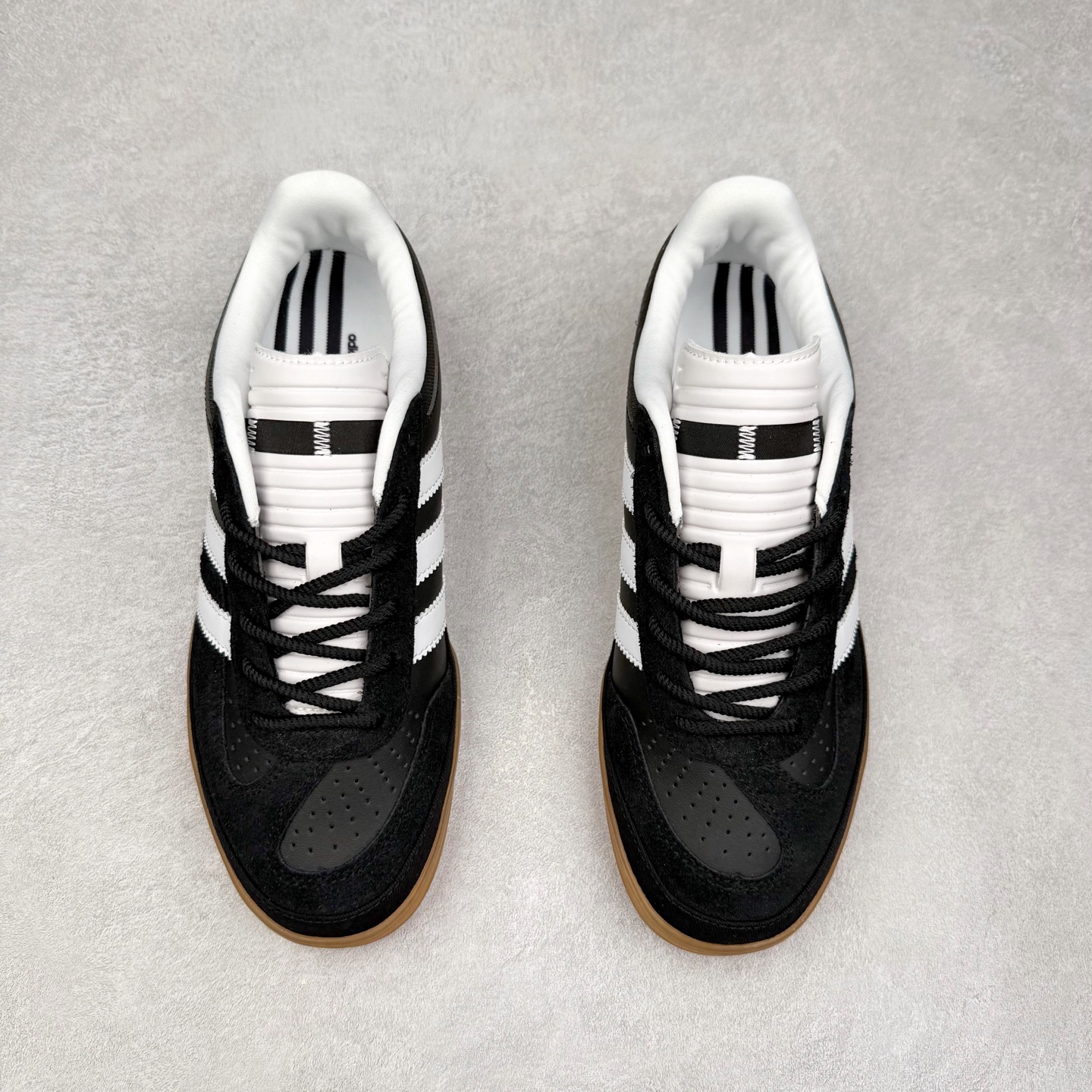 图片[2]-＃TG Bad Bunny x AD Gazelle Indoor Trainers 坏痞兔联名羚羊内训系列低帮复古百搭休闲运动德训风板鞋 IF9733 Bad Bunny本人在杂志拍摄时率先上脚带一波节奏，emm，手上拿的杂志封面还是Kylie，看来前女友和布克重新约会，这位哥也还是没放下啊…回到鞋款本身，整体选择了简约的黑白皮革搭配浅灰色长绒麂皮材质，最后以半透明生胶大底收尾，质感在线。不同于以往联名的调色盘操作，Bad Bunny对Gazelle indoor进行了加宽加厚处理，以及鞋头变形的设计，带来全新的歪头面包鞋型Gazelle。此外，鞋款标签直接呈现在后跟处，鞋侧adidas标识下方还加入了\\\”benito\\\”字样，辨识度拉满。尺码：35 36 36⅔ 37⅓ 38 38⅔ 39⅓ 40 40⅔ 41⅓ 42 42⅔ 43⅓ 44 44⅔ 45-选品中心