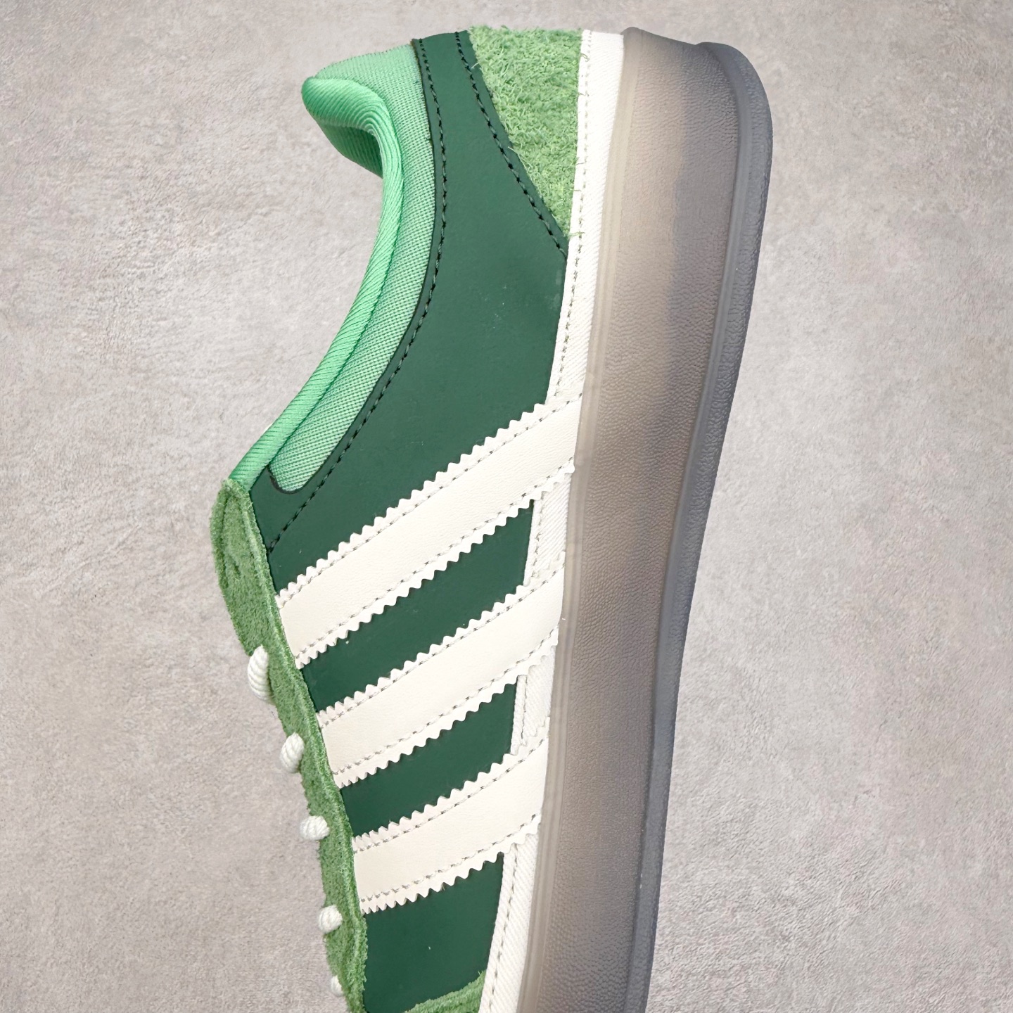 图片[7]-＃TG Bad Bunny x AD Gazelle Indoor Trainers 坏痞兔联名羚羊内训系列低帮复古百搭休闲运动德训风板鞋 JS5049 Bad Bunny本人在杂志拍摄时率先上脚带一波节奏，emm，手上拿的杂志封面还是Kylie，看来前女友和布克重新约会，这位哥也还是没放下啊…回到鞋款本身，整体选择了简约的黑白皮革搭配浅灰色长绒麂皮材质，最后以半透明生胶大底收尾，质感在线。不同于以往联名的调色盘操作，Bad Bunny对Gazelle indoor进行了加宽加厚处理，以及鞋头变形的设计，带来全新的歪头面包鞋型Gazelle。此外，鞋款标签直接呈现在后跟处，鞋侧adidas标识下方还加入了\\\”benito\\\”字样，辨识度拉满。尺码：35 36 36⅔ 37⅓ 38 38⅔ 39⅓ 40 40⅔ 41⅓ 42 42⅔ 43⅓ 44 44⅔ 45-选品中心