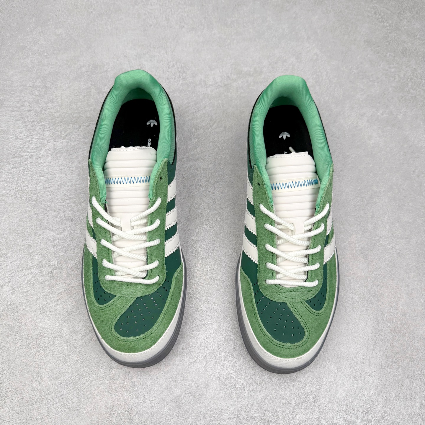 图片[2]-＃TG Bad Bunny x AD Gazelle Indoor Trainers 坏痞兔联名羚羊内训系列低帮复古百搭休闲运动德训风板鞋 JS5049 Bad Bunny本人在杂志拍摄时率先上脚带一波节奏，emm，手上拿的杂志封面还是Kylie，看来前女友和布克重新约会，这位哥也还是没放下啊…回到鞋款本身，整体选择了简约的黑白皮革搭配浅灰色长绒麂皮材质，最后以半透明生胶大底收尾，质感在线。不同于以往联名的调色盘操作，Bad Bunny对Gazelle indoor进行了加宽加厚处理，以及鞋头变形的设计，带来全新的歪头面包鞋型Gazelle。此外，鞋款标签直接呈现在后跟处，鞋侧adidas标识下方还加入了\\\”benito\\\”字样，辨识度拉满。尺码：35 36 36⅔ 37⅓ 38 38⅔ 39⅓ 40 40⅔ 41⅓ 42 42⅔ 43⅓ 44 44⅔ 45-选品中心