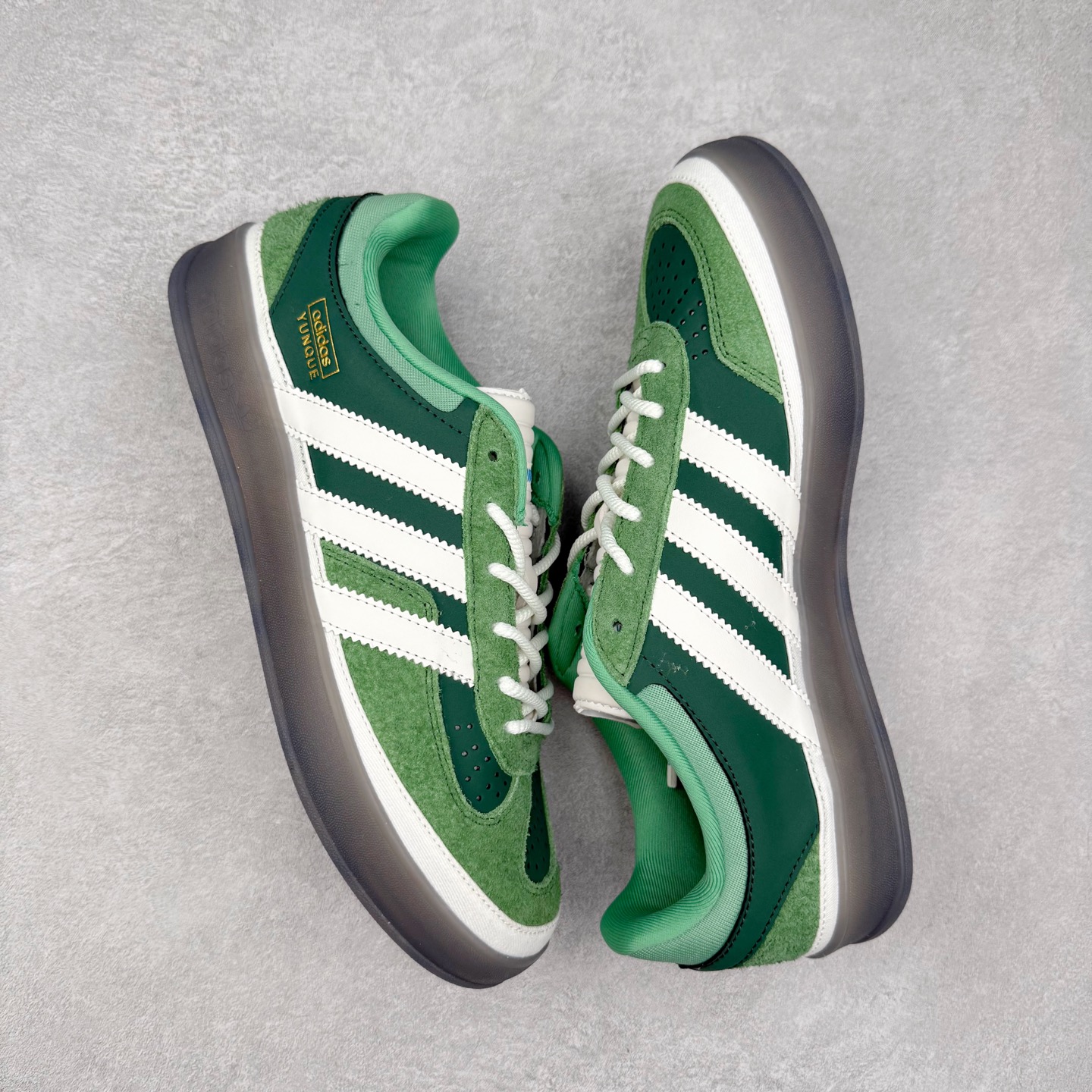 图片[3]-＃TG Bad Bunny x AD Gazelle Indoor Trainers 坏痞兔联名羚羊内训系列低帮复古百搭休闲运动德训风板鞋 JS5049 Bad Bunny本人在杂志拍摄时率先上脚带一波节奏，emm，手上拿的杂志封面还是Kylie，看来前女友和布克重新约会，这位哥也还是没放下啊…回到鞋款本身，整体选择了简约的黑白皮革搭配浅灰色长绒麂皮材质，最后以半透明生胶大底收尾，质感在线。不同于以往联名的调色盘操作，Bad Bunny对Gazelle indoor进行了加宽加厚处理，以及鞋头变形的设计，带来全新的歪头面包鞋型Gazelle。此外，鞋款标签直接呈现在后跟处，鞋侧adidas标识下方还加入了\\\”benito\\\”字样，辨识度拉满。尺码：35 36 36⅔ 37⅓ 38 38⅔ 39⅓ 40 40⅔ 41⅓ 42 42⅔ 43⅓ 44 44⅔ 45-选品中心