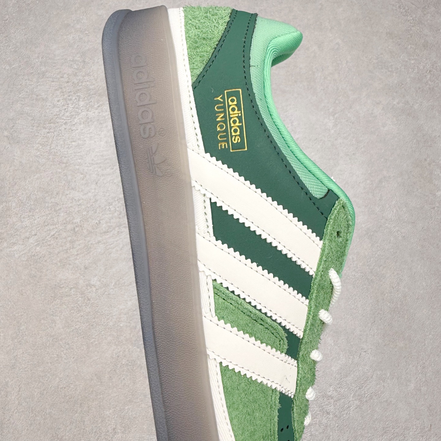 图片[6]-＃TG Bad Bunny x AD Gazelle Indoor Trainers 坏痞兔联名羚羊内训系列低帮复古百搭休闲运动德训风板鞋 JS5049 Bad Bunny本人在杂志拍摄时率先上脚带一波节奏，emm，手上拿的杂志封面还是Kylie，看来前女友和布克重新约会，这位哥也还是没放下啊…回到鞋款本身，整体选择了简约的黑白皮革搭配浅灰色长绒麂皮材质，最后以半透明生胶大底收尾，质感在线。不同于以往联名的调色盘操作，Bad Bunny对Gazelle indoor进行了加宽加厚处理，以及鞋头变形的设计，带来全新的歪头面包鞋型Gazelle。此外，鞋款标签直接呈现在后跟处，鞋侧adidas标识下方还加入了\\\”benito\\\”字样，辨识度拉满。尺码：35 36 36⅔ 37⅓ 38 38⅔ 39⅓ 40 40⅔ 41⅓ 42 42⅔ 43⅓ 44 44⅔ 45-选品中心