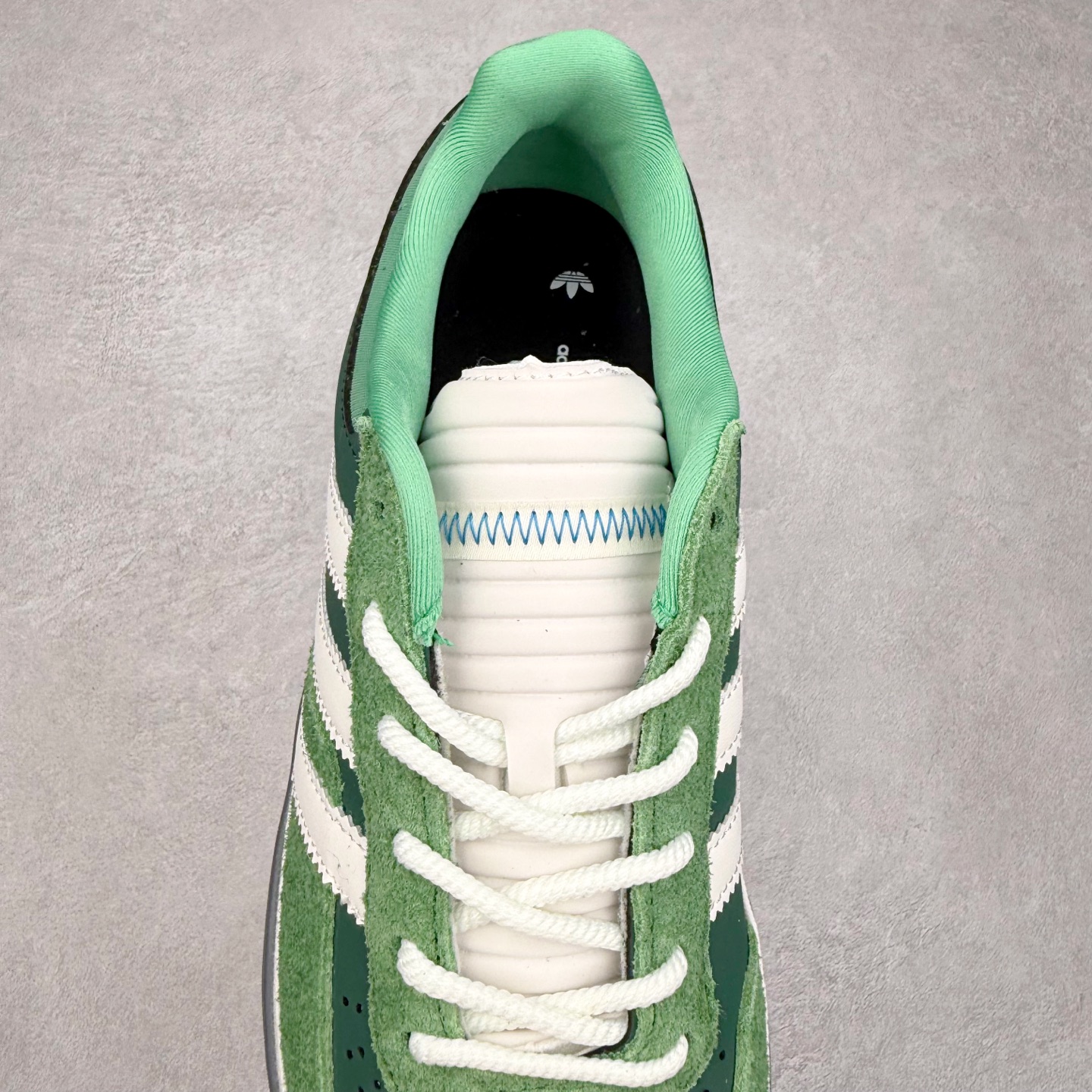 图片[5]-＃TG Bad Bunny x AD Gazelle Indoor Trainers 坏痞兔联名羚羊内训系列低帮复古百搭休闲运动德训风板鞋 JS5049 Bad Bunny本人在杂志拍摄时率先上脚带一波节奏，emm，手上拿的杂志封面还是Kylie，看来前女友和布克重新约会，这位哥也还是没放下啊…回到鞋款本身，整体选择了简约的黑白皮革搭配浅灰色长绒麂皮材质，最后以半透明生胶大底收尾，质感在线。不同于以往联名的调色盘操作，Bad Bunny对Gazelle indoor进行了加宽加厚处理，以及鞋头变形的设计，带来全新的歪头面包鞋型Gazelle。此外，鞋款标签直接呈现在后跟处，鞋侧adidas标识下方还加入了\\\”benito\\\”字样，辨识度拉满。尺码：35 36 36⅔ 37⅓ 38 38⅔ 39⅓ 40 40⅔ 41⅓ 42 42⅔ 43⅓ 44 44⅔ 45-选品中心