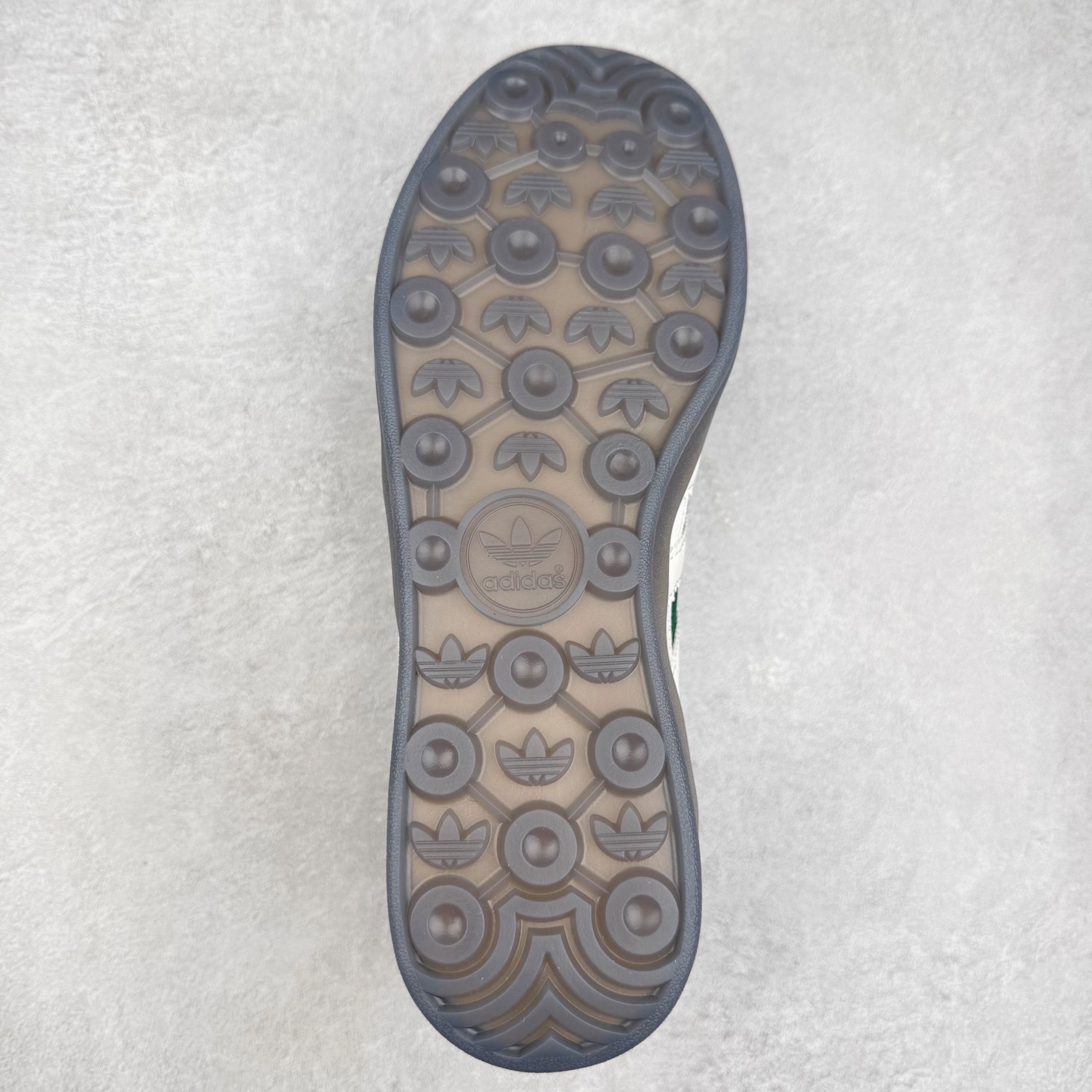 图片[9]-＃TG Bad Bunny x AD Gazelle Indoor Trainers 坏痞兔联名羚羊内训系列低帮复古百搭休闲运动德训风板鞋 JS5049 Bad Bunny本人在杂志拍摄时率先上脚带一波节奏，emm，手上拿的杂志封面还是Kylie，看来前女友和布克重新约会，这位哥也还是没放下啊…回到鞋款本身，整体选择了简约的黑白皮革搭配浅灰色长绒麂皮材质，最后以半透明生胶大底收尾，质感在线。不同于以往联名的调色盘操作，Bad Bunny对Gazelle indoor进行了加宽加厚处理，以及鞋头变形的设计，带来全新的歪头面包鞋型Gazelle。此外，鞋款标签直接呈现在后跟处，鞋侧adidas标识下方还加入了\\\”benito\\\”字样，辨识度拉满。尺码：35 36 36⅔ 37⅓ 38 38⅔ 39⅓ 40 40⅔ 41⅓ 42 42⅔ 43⅓ 44 44⅔ 45-选品中心