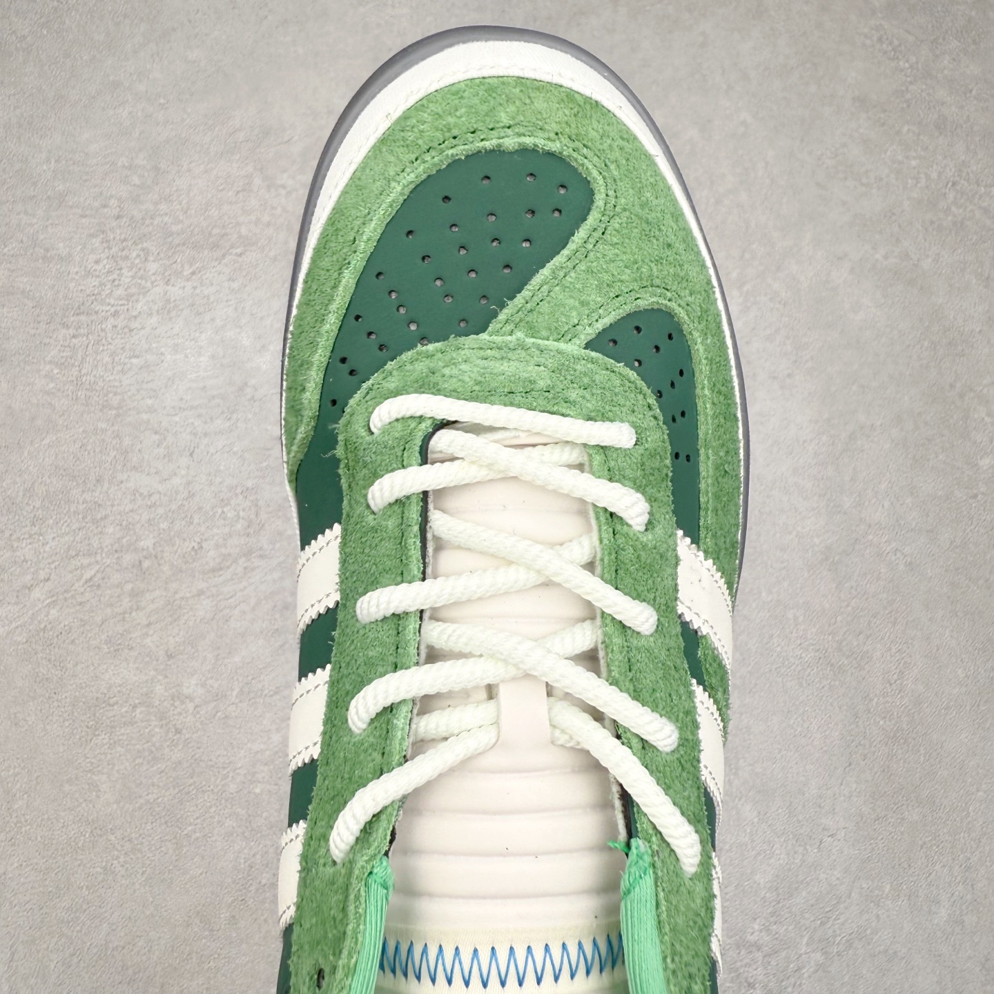 图片[4]-＃TG Bad Bunny x AD Gazelle Indoor Trainers 坏痞兔联名羚羊内训系列低帮复古百搭休闲运动德训风板鞋 JS5049 Bad Bunny本人在杂志拍摄时率先上脚带一波节奏，emm，手上拿的杂志封面还是Kylie，看来前女友和布克重新约会，这位哥也还是没放下啊…回到鞋款本身，整体选择了简约的黑白皮革搭配浅灰色长绒麂皮材质，最后以半透明生胶大底收尾，质感在线。不同于以往联名的调色盘操作，Bad Bunny对Gazelle indoor进行了加宽加厚处理，以及鞋头变形的设计，带来全新的歪头面包鞋型Gazelle。此外，鞋款标签直接呈现在后跟处，鞋侧adidas标识下方还加入了\\\”benito\\\”字样，辨识度拉满。尺码：35 36 36⅔ 37⅓ 38 38⅔ 39⅓ 40 40⅔ 41⅓ 42 42⅔ 43⅓ 44 44⅔ 45-选品中心