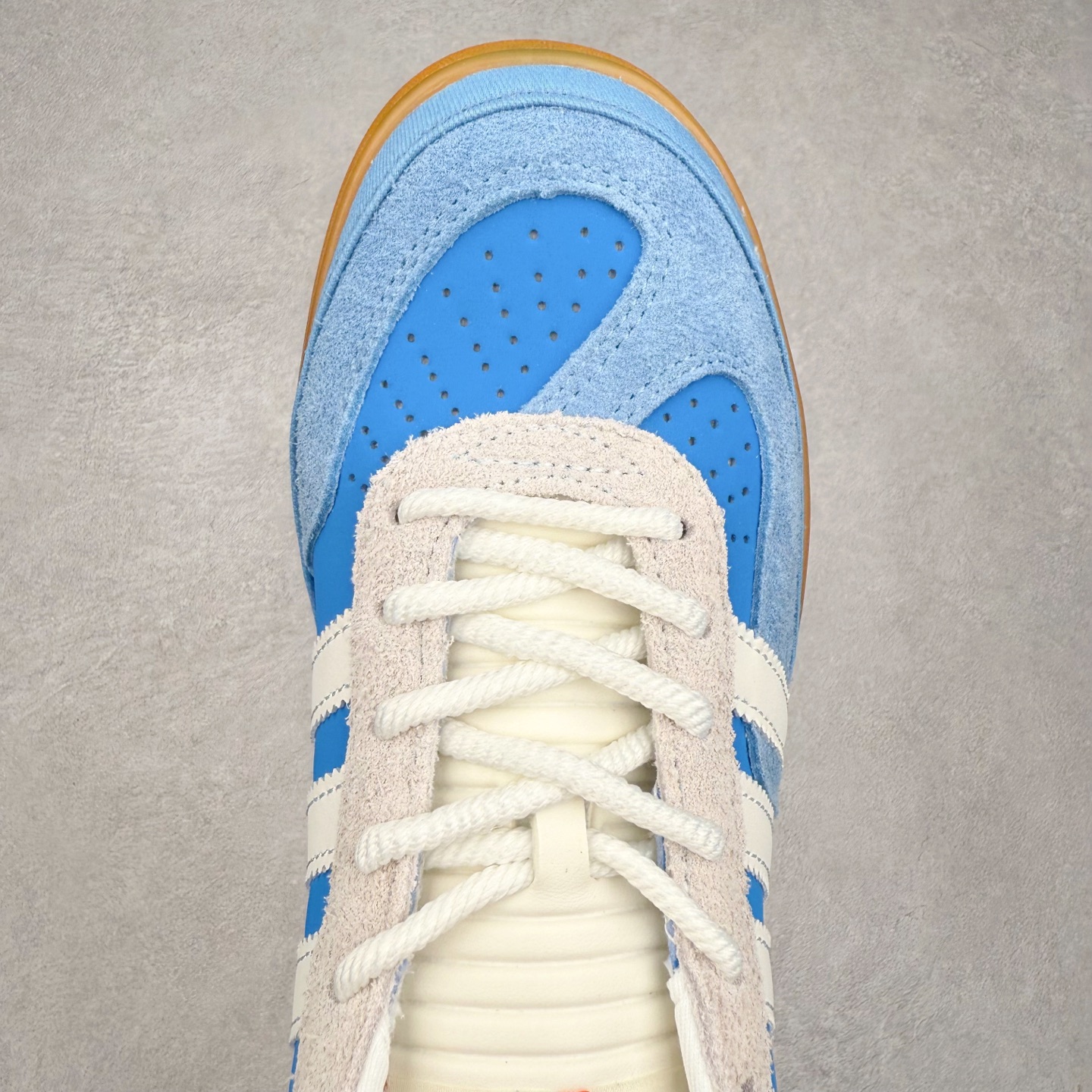图片[4]-＃TG Bad Bunny x AD Gazelle Indoor Trainers 坏痞兔联名羚羊内训系列低帮复古百搭休闲运动德训风板鞋 IF9734 Bad Bunny本人在杂志拍摄时率先上脚带一波节奏，emm，手上拿的杂志封面还是Kylie，看来前女友和布克重新约会，这位哥也还是没放下啊…回到鞋款本身，整体选择了简约的黑白皮革搭配浅灰色长绒麂皮材质，最后以半透明生胶大底收尾，质感在线。不同于以往联名的调色盘操作，Bad Bunny对Gazelle indoor进行了加宽加厚处理，以及鞋头变形的设计，带来全新的歪头面包鞋型Gazelle。此外，鞋款标签直接呈现在后跟处，鞋侧adidas标识下方还加入了\\\”benito\\\”字样，辨识度拉满。尺码：35 36 36⅔ 37⅓ 38 38⅔ 39⅓ 40 40⅔ 41⅓ 42 42⅔ 43⅓ 44 44⅔ 45-选品中心