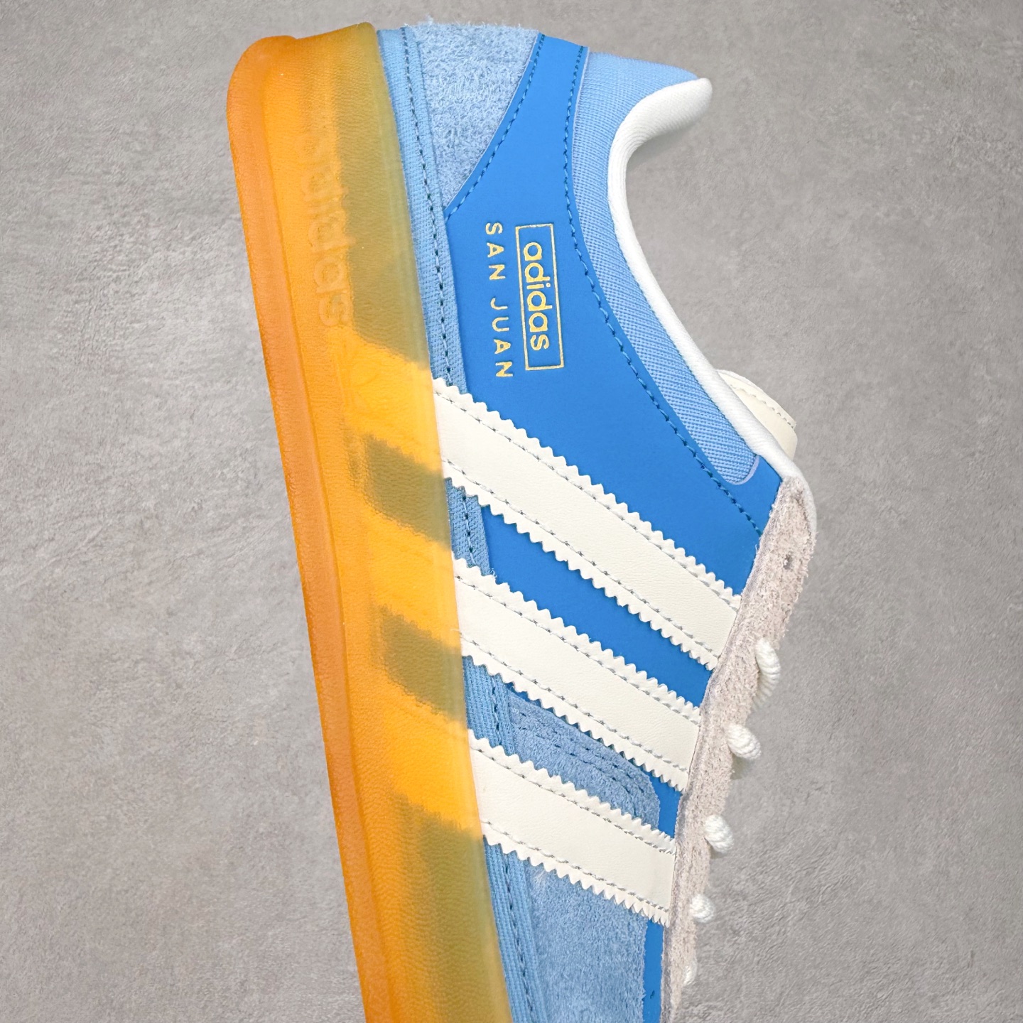 图片[6]-＃TG Bad Bunny x AD Gazelle Indoor Trainers 坏痞兔联名羚羊内训系列低帮复古百搭休闲运动德训风板鞋 IF9734 Bad Bunny本人在杂志拍摄时率先上脚带一波节奏，emm，手上拿的杂志封面还是Kylie，看来前女友和布克重新约会，这位哥也还是没放下啊…回到鞋款本身，整体选择了简约的黑白皮革搭配浅灰色长绒麂皮材质，最后以半透明生胶大底收尾，质感在线。不同于以往联名的调色盘操作，Bad Bunny对Gazelle indoor进行了加宽加厚处理，以及鞋头变形的设计，带来全新的歪头面包鞋型Gazelle。此外，鞋款标签直接呈现在后跟处，鞋侧adidas标识下方还加入了\\\”benito\\\”字样，辨识度拉满。尺码：35 36 36⅔ 37⅓ 38 38⅔ 39⅓ 40 40⅔ 41⅓ 42 42⅔ 43⅓ 44 44⅔ 45-选品中心