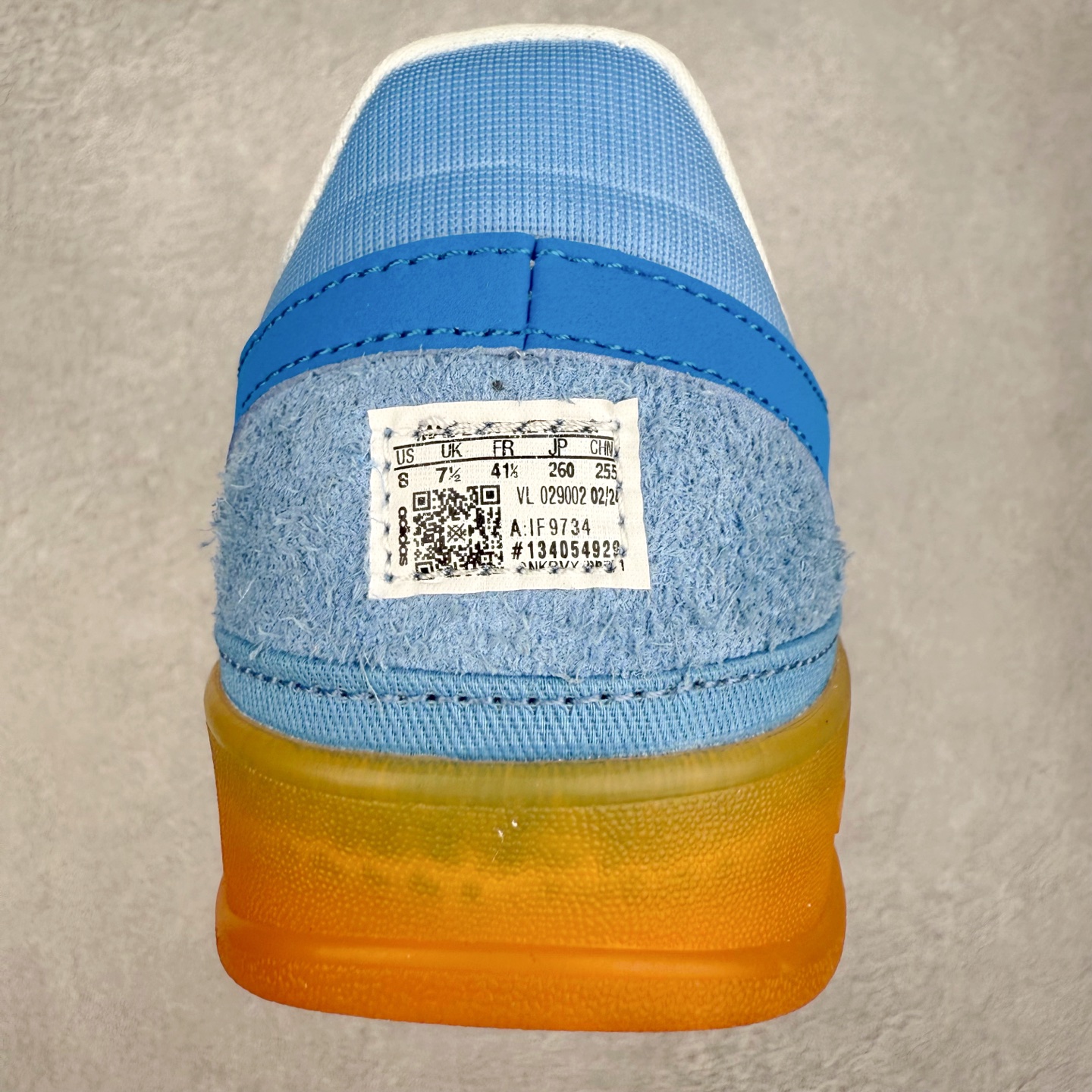 图片[8]-＃TG Bad Bunny x AD Gazelle Indoor Trainers 坏痞兔联名羚羊内训系列低帮复古百搭休闲运动德训风板鞋 IF9734 Bad Bunny本人在杂志拍摄时率先上脚带一波节奏，emm，手上拿的杂志封面还是Kylie，看来前女友和布克重新约会，这位哥也还是没放下啊…回到鞋款本身，整体选择了简约的黑白皮革搭配浅灰色长绒麂皮材质，最后以半透明生胶大底收尾，质感在线。不同于以往联名的调色盘操作，Bad Bunny对Gazelle indoor进行了加宽加厚处理，以及鞋头变形的设计，带来全新的歪头面包鞋型Gazelle。此外，鞋款标签直接呈现在后跟处，鞋侧adidas标识下方还加入了\\\”benito\\\”字样，辨识度拉满。尺码：35 36 36⅔ 37⅓ 38 38⅔ 39⅓ 40 40⅔ 41⅓ 42 42⅔ 43⅓ 44 44⅔ 45-选品中心