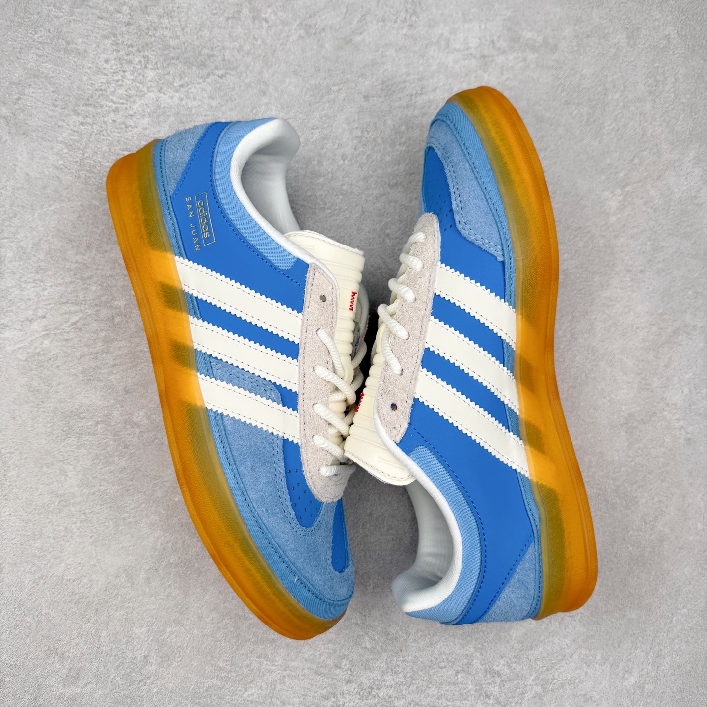 图片[3]-＃TG Bad Bunny x AD Gazelle Indoor Trainers 坏痞兔联名羚羊内训系列低帮复古百搭休闲运动德训风板鞋 IF9734 Bad Bunny本人在杂志拍摄时率先上脚带一波节奏，emm，手上拿的杂志封面还是Kylie，看来前女友和布克重新约会，这位哥也还是没放下啊…回到鞋款本身，整体选择了简约的黑白皮革搭配浅灰色长绒麂皮材质，最后以半透明生胶大底收尾，质感在线。不同于以往联名的调色盘操作，Bad Bunny对Gazelle indoor进行了加宽加厚处理，以及鞋头变形的设计，带来全新的歪头面包鞋型Gazelle。此外，鞋款标签直接呈现在后跟处，鞋侧adidas标识下方还加入了\\\”benito\\\”字样，辨识度拉满。尺码：35 36 36⅔ 37⅓ 38 38⅔ 39⅓ 40 40⅔ 41⅓ 42 42⅔ 43⅓ 44 44⅔ 45-选品中心