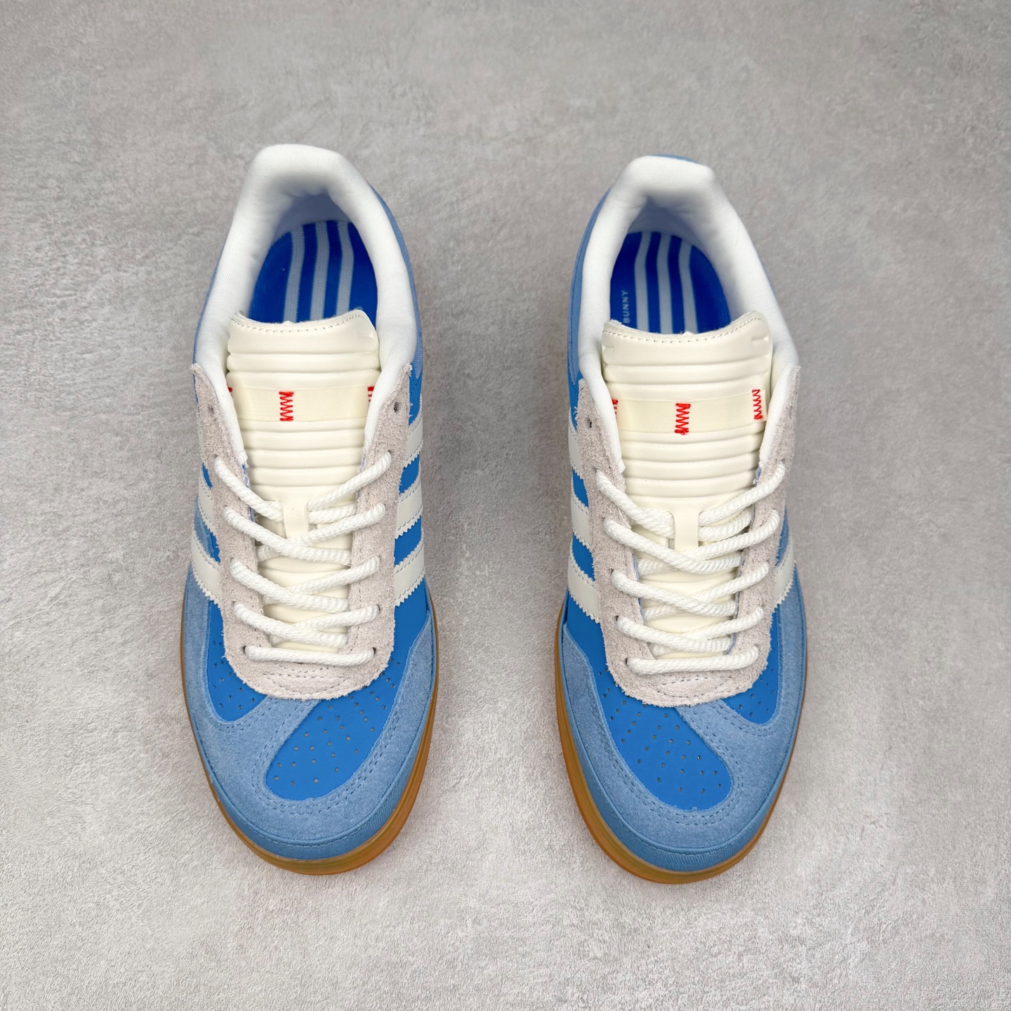 图片[2]-＃TG Bad Bunny x AD Gazelle Indoor Trainers 坏痞兔联名羚羊内训系列低帮复古百搭休闲运动德训风板鞋 IF9734 Bad Bunny本人在杂志拍摄时率先上脚带一波节奏，emm，手上拿的杂志封面还是Kylie，看来前女友和布克重新约会，这位哥也还是没放下啊…回到鞋款本身，整体选择了简约的黑白皮革搭配浅灰色长绒麂皮材质，最后以半透明生胶大底收尾，质感在线。不同于以往联名的调色盘操作，Bad Bunny对Gazelle indoor进行了加宽加厚处理，以及鞋头变形的设计，带来全新的歪头面包鞋型Gazelle。此外，鞋款标签直接呈现在后跟处，鞋侧adidas标识下方还加入了\\\”benito\\\”字样，辨识度拉满。尺码：35 36 36⅔ 37⅓ 38 38⅔ 39⅓ 40 40⅔ 41⅓ 42 42⅔ 43⅓ 44 44⅔ 45-选品中心