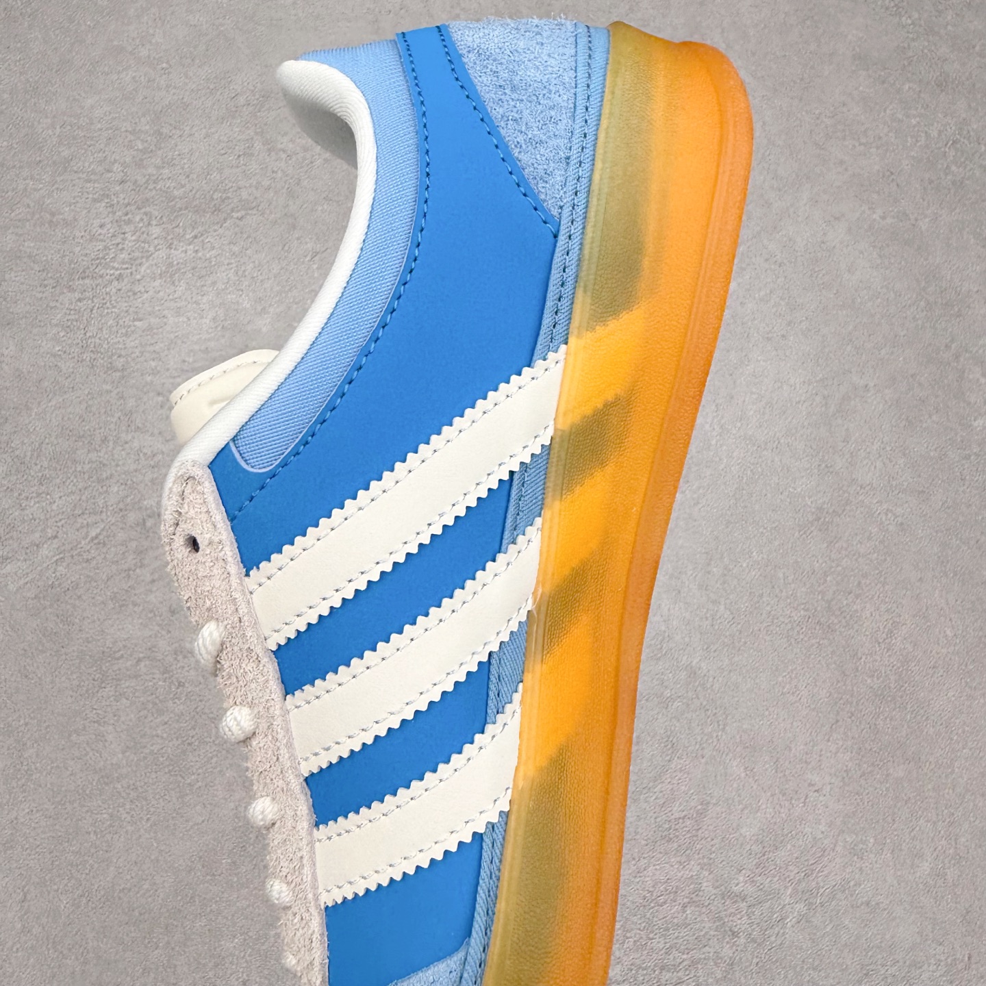 图片[7]-＃TG Bad Bunny x AD Gazelle Indoor Trainers 坏痞兔联名羚羊内训系列低帮复古百搭休闲运动德训风板鞋 IF9734 Bad Bunny本人在杂志拍摄时率先上脚带一波节奏，emm，手上拿的杂志封面还是Kylie，看来前女友和布克重新约会，这位哥也还是没放下啊…回到鞋款本身，整体选择了简约的黑白皮革搭配浅灰色长绒麂皮材质，最后以半透明生胶大底收尾，质感在线。不同于以往联名的调色盘操作，Bad Bunny对Gazelle indoor进行了加宽加厚处理，以及鞋头变形的设计，带来全新的歪头面包鞋型Gazelle。此外，鞋款标签直接呈现在后跟处，鞋侧adidas标识下方还加入了\\\”benito\\\”字样，辨识度拉满。尺码：35 36 36⅔ 37⅓ 38 38⅔ 39⅓ 40 40⅔ 41⅓ 42 42⅔ 43⅓ 44 44⅔ 45-选品中心