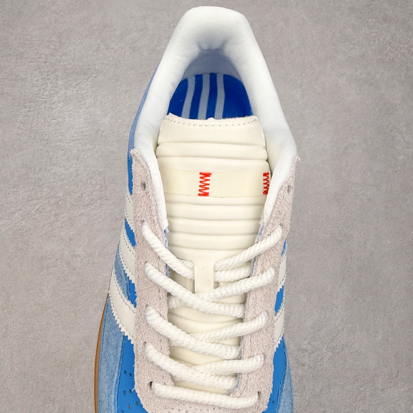 图片[5]-＃TG Bad Bunny x AD Gazelle Indoor Trainers 坏痞兔联名羚羊内训系列低帮复古百搭休闲运动德训风板鞋 IF9734 Bad Bunny本人在杂志拍摄时率先上脚带一波节奏，emm，手上拿的杂志封面还是Kylie，看来前女友和布克重新约会，这位哥也还是没放下啊…回到鞋款本身，整体选择了简约的黑白皮革搭配浅灰色长绒麂皮材质，最后以半透明生胶大底收尾，质感在线。不同于以往联名的调色盘操作，Bad Bunny对Gazelle indoor进行了加宽加厚处理，以及鞋头变形的设计，带来全新的歪头面包鞋型Gazelle。此外，鞋款标签直接呈现在后跟处，鞋侧adidas标识下方还加入了\\\”benito\\\”字样，辨识度拉满。尺码：35 36 36⅔ 37⅓ 38 38⅔ 39⅓ 40 40⅔ 41⅓ 42 42⅔ 43⅓ 44 44⅔ 45-选品中心