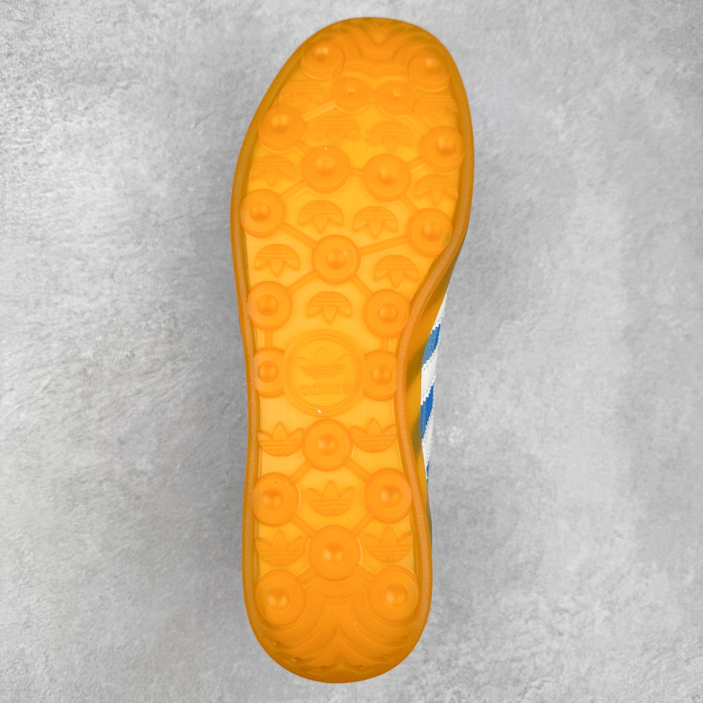 图片[9]-＃TG Bad Bunny x AD Gazelle Indoor Trainers 坏痞兔联名羚羊内训系列低帮复古百搭休闲运动德训风板鞋 IF9734 Bad Bunny本人在杂志拍摄时率先上脚带一波节奏，emm，手上拿的杂志封面还是Kylie，看来前女友和布克重新约会，这位哥也还是没放下啊…回到鞋款本身，整体选择了简约的黑白皮革搭配浅灰色长绒麂皮材质，最后以半透明生胶大底收尾，质感在线。不同于以往联名的调色盘操作，Bad Bunny对Gazelle indoor进行了加宽加厚处理，以及鞋头变形的设计，带来全新的歪头面包鞋型Gazelle。此外，鞋款标签直接呈现在后跟处，鞋侧adidas标识下方还加入了\\\”benito\\\”字样，辨识度拉满。尺码：35 36 36⅔ 37⅓ 38 38⅔ 39⅓ 40 40⅔ 41⅓ 42 42⅔ 43⅓ 44 44⅔ 45-选品中心