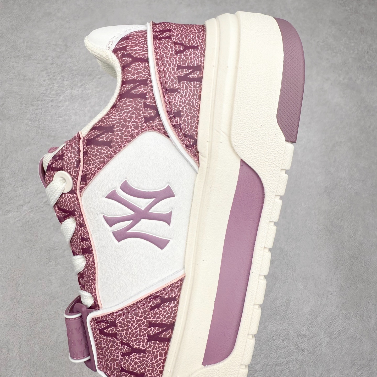 图片[7]-MLB Chunky Liner Basic 复古印花学长鞋系列低帮轻量增高厚底百搭休闲运动慢跑鞋板鞋 Korea韩国联名NY美国榄球纽约洋基队限定 韩国代购专供 全套原楦原纸板原厂数据开发 正确中底拉帮中底网布细节 平台代购专供 左脚内置芯片 韩国代购吊牌标贴 独家一比一RB+MD组合大底 高频后跟小人Logo精准对位立体饱满 正确网布加超迁鞋面 转印中底走线紧密 转印Logo工艺表层防刮不掉色 尺码：35 36 36.5 37.5 38 38.5 39 40 40.5 41 42 42.5 43 44 45-选品中心