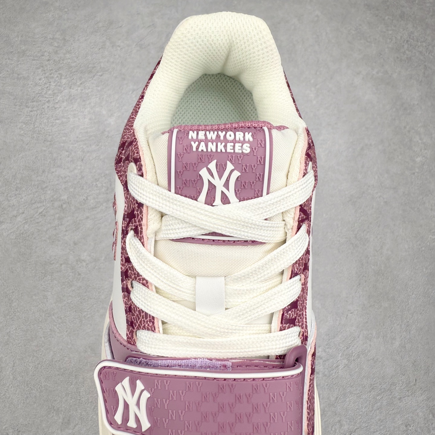 图片[5]-MLB Chunky Liner Basic 复古印花学长鞋系列低帮轻量增高厚底百搭休闲运动慢跑鞋板鞋 Korea韩国联名NY美国榄球纽约洋基队限定 韩国代购专供 全套原楦原纸板原厂数据开发 正确中底拉帮中底网布细节 平台代购专供 左脚内置芯片 韩国代购吊牌标贴 独家一比一RB+MD组合大底 高频后跟小人Logo精准对位立体饱满 正确网布加超迁鞋面 转印中底走线紧密 转印Logo工艺表层防刮不掉色 尺码：35 36 36.5 37.5 38 38.5 39 40 40.5 41 42 42.5 43 44 45-选品中心