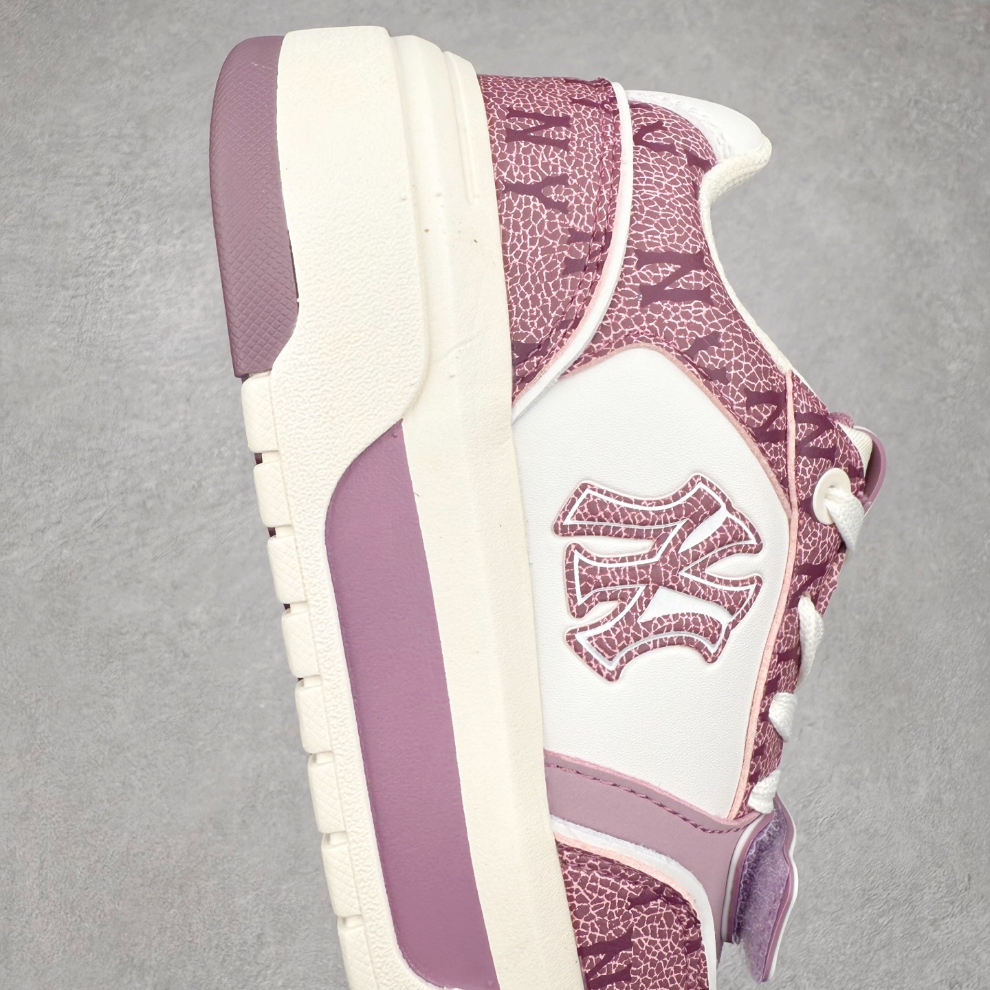 图片[6]-MLB Chunky Liner Basic 复古印花学长鞋系列低帮轻量增高厚底百搭休闲运动慢跑鞋板鞋 Korea韩国联名NY美国榄球纽约洋基队限定 韩国代购专供 全套原楦原纸板原厂数据开发 正确中底拉帮中底网布细节 平台代购专供 左脚内置芯片 韩国代购吊牌标贴 独家一比一RB+MD组合大底 高频后跟小人Logo精准对位立体饱满 正确网布加超迁鞋面 转印中底走线紧密 转印Logo工艺表层防刮不掉色 尺码：35 36 36.5 37.5 38 38.5 39 40 40.5 41 42 42.5 43 44 45-选品中心