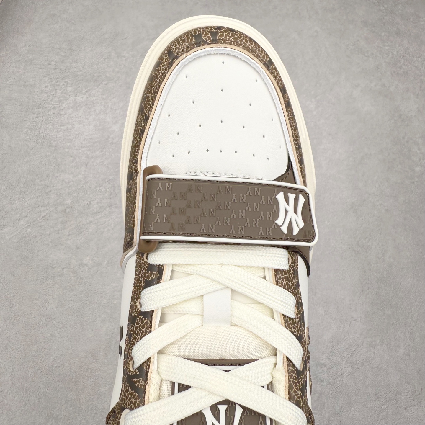 图片[4]-MLB Chunky Liner Basic 复古印花学长鞋系列低帮轻量增高厚底百搭休闲运动慢跑鞋板鞋 Korea韩国联名NY美国榄球纽约洋基队限定 韩国代购专供 全套原楦原纸板原厂数据开发 正确中底拉帮中底网布细节 平台代购专供 左脚内置芯片 韩国代购吊牌标贴 独家一比一RB+MD组合大底 高频后跟小人Logo精准对位立体饱满 正确网布加超迁鞋面 转印中底走线紧密 转印Logo工艺表层防刮不掉色 尺码：35 36 36.5 37.5 38 38.5 39 40 40.5 41 42 42.5 43 44 45-选品中心