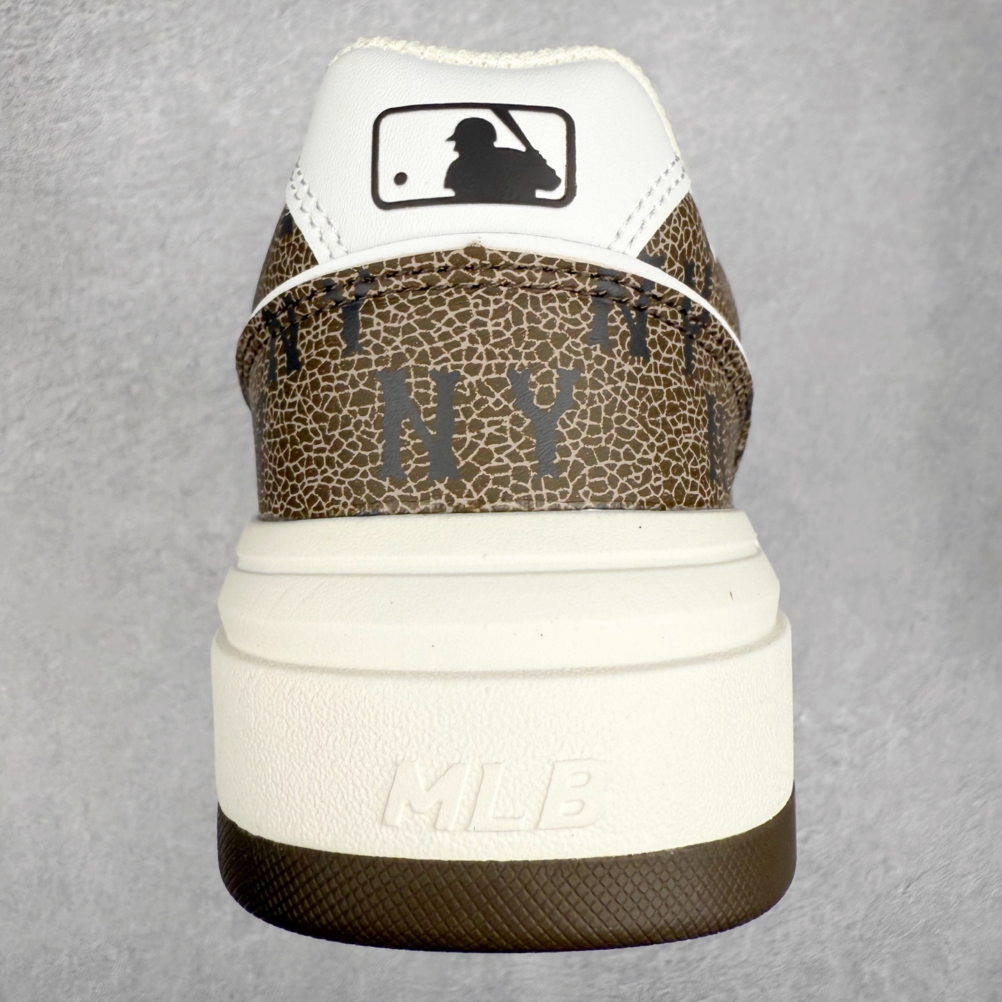 图片[8]-MLB Chunky Liner Basic 复古印花学长鞋系列低帮轻量增高厚底百搭休闲运动慢跑鞋板鞋 Korea韩国联名NY美国榄球纽约洋基队限定 韩国代购专供 全套原楦原纸板原厂数据开发 正确中底拉帮中底网布细节 平台代购专供 左脚内置芯片 韩国代购吊牌标贴 独家一比一RB+MD组合大底 高频后跟小人Logo精准对位立体饱满 正确网布加超迁鞋面 转印中底走线紧密 转印Logo工艺表层防刮不掉色 尺码：35 36 36.5 37.5 38 38.5 39 40 40.5 41 42 42.5 43 44 45-选品中心